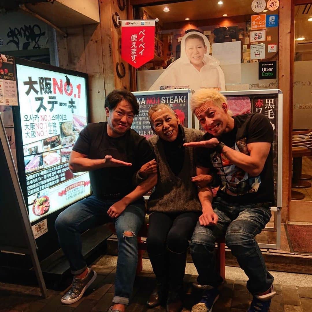 のインスタグラム：「YO-HEYと大阪ステーキ・かうぼ〜い へ！  バァバには大阪時代からお世話になりっぱなしで、今でも気にかけてくださってるめっちゃ良い人。  ステーキは美味いし、店内はいろんなレスラーの写真も貼ってあるからいろいろ楽しめる店やと思います。  府立からも近いし、大阪大会の時は是非！  #noah_ghc #大阪ステーキかうぼーい」