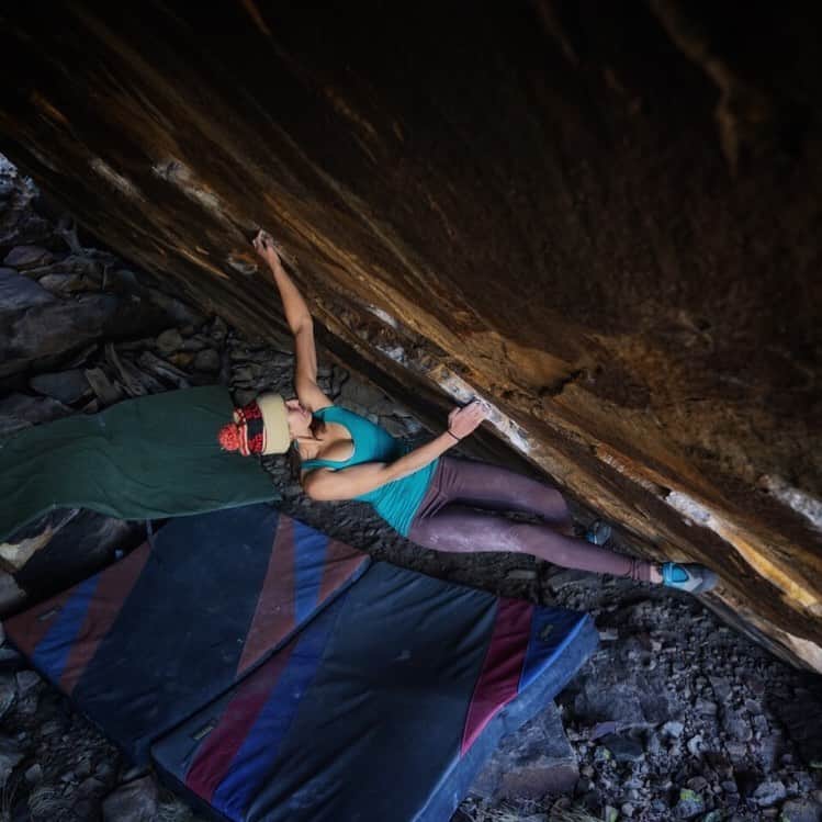 Alexis Mascarenasのインスタグラム：「Three days invested into this thing and I’m kind of obsessed. Hoping for a little more skin and endurance next time 🧡 📸 @a.geiman  #climbwithhonor #tension #organicclimbing #frictionlabs #climbing #bouldering #colorado」