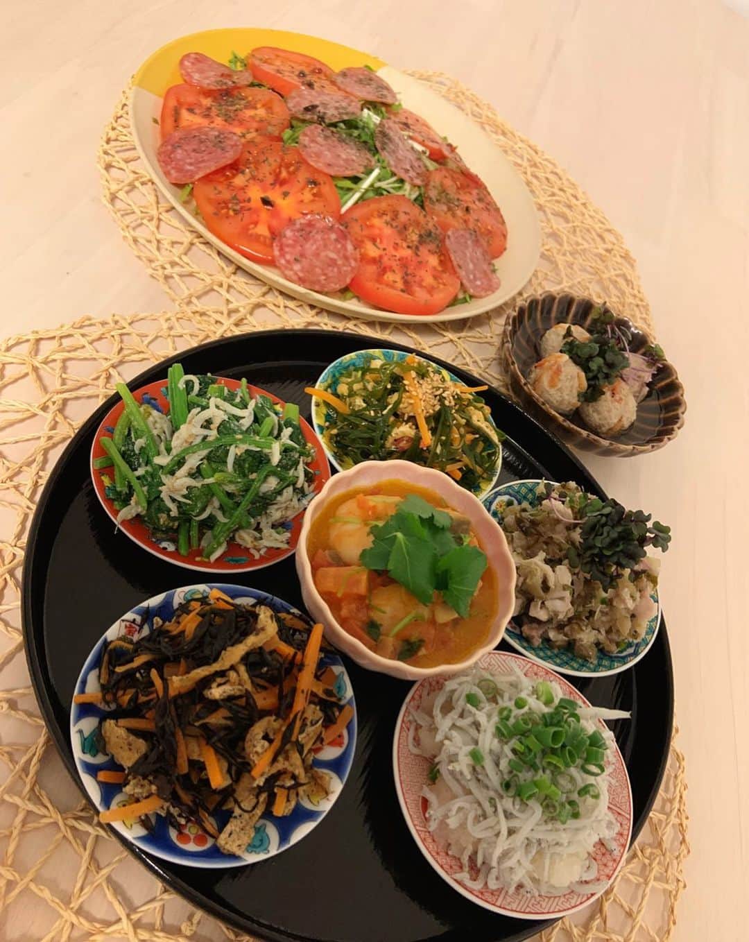 本田しおりのインスタグラム：「お友達とおうちごはん  昨夜は  水菜とトマトのサラミサラダ🥗 桜海老入り鶏団子 ほうれん草としらすのお浸し 切こんぶの煮物 海老とマッシュルームとトマトのアヒージョ風 ひじきの煮物 ささみと大根おろしと柴漬けのさっぱり和え しらすおろし 鶏の唐揚げ（写真なし）  #おうちごはん」