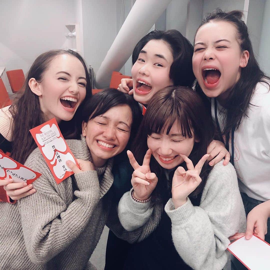 豊原江理佳のインスタグラム：「別冊「根本宗子」第8号 THE MODERN PLAY FOR GIRLS 女の子のための現代演劇 『Whose playing that “ballerina”？』 無事に千秋楽を迎えました☺︎ 12月末に始まって、1ヶ月間毎日が本当に濃かったです。高校の時留学をして英語はなんとなく習得していたつもりでしたが最初台本が来た時正直「おぉ…見事に全部英語だぞ…これ本当に、私にできるのかな…」と不安でいっぱいだった…😭 でも、根本さんの笑顔、楽しそうに笑う声、キャストのみんなを信じて、とにかく楽しむ事を1番大切に、稽古に励みました。その結果本番ではみんな爆発してて(笑) 楽しくて楽しくて仕方がなかったです。最終的には、言葉って関係ないんだなって思えました。そして、この作品から、根本さんから、3人のガールズから、女の子である事をとことん楽しむ！大切さを教わったような気がします。中学高校の頃とかって、些細な事で大泣きしたり大笑いしたりしてたもんなぁって、色々フラッシュバックしました。 根本さん、アヤカ、マリア、川村ちゃん、本当にありがとう☺︎ また、みんなと作品を作りたいなぁ…  そして何より、見に来て下さった、応援してくださった皆様、心から感謝します、ありがとうございました💓  今日から、また新しい目標に向かって頑張ります🏃‍♀️」