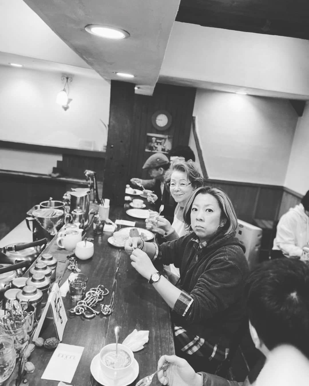 西川忠志さんのインスタグラム写真 - (西川忠志Instagram)「家族でお茶しに😊  家族皆んなで夕食後に近所の喫茶店へ！ それぞれ好きな飲み物にケーキをいただきました😋 僕はホットティー&チョコシフォンケーキをいただきました✌️ あ〜美味しかった😋  ちなみに両親はロイヤルミルクティーにチョコシフォンケーキ 妻はティーソーダ 子供たちはホットココアにチョコシフォンケーキ 妹はコーヒーでした。 そこまで書かなくてもえーねん！ですね😅 失礼いたしました😅  女性陣がノーメイクなので写真は白黒で失礼致します😅 そしてちょっと写真ブレブレですね😅 これしかなくて・・・ごめんなさい。  そのかわりと言ってはなんですが チョコシフォンケーキはカラーで😊  連日、大阪松竹座公演のお稽古しております！  感謝  #西川家　#西川きよし　#西川ヘレン　#西川忠志　#西川かの子　 #家族　#喫茶店　#妻　#子供　#ロイヤルミルクティー　 #ティー　#ティーソーダ　#コーヒー　#珈琲　#ココア　 ##チョコレートシフォンケーキ　#シフォンケーキ　#ケーキ　 #お茶　#ありがとうございます　#ありがとう　#感謝」1月27日 11時07分 - nishikawa_tada