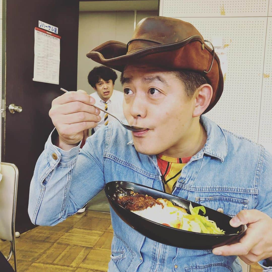 平野ノラさんのインスタグラム写真 - (平野ノラInstagram)「告発します。その男はケータリングの部屋に用意されたハンバーグを見た瞬間、部屋から足早に立ち去り、しれっとハットをかぶって何もなかったように再登場し、呼び方がわからないへんてこな楽器を鳴らした後、大きな声で「ハンバ〜〜グッ！！！」と叫んでいました。40代半ばくらいの男でした。それ以上はわかりません。  #私は見た #もう1人はわかりません」1月27日 11時09分 - noranoranora1988