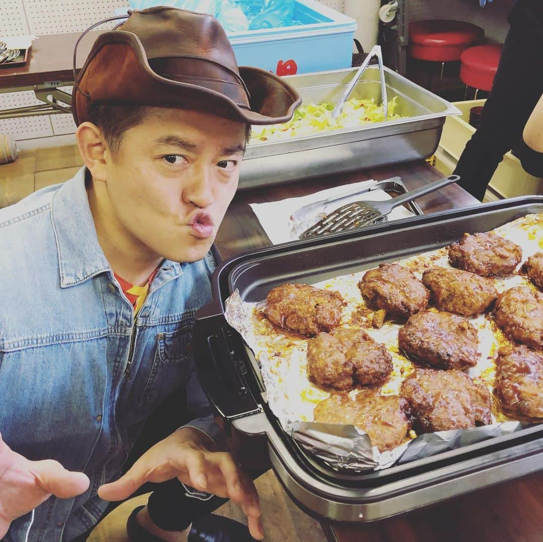 平野ノラさんのインスタグラム写真 - (平野ノラInstagram)「告発します。その男はケータリングの部屋に用意されたハンバーグを見た瞬間、部屋から足早に立ち去り、しれっとハットをかぶって何もなかったように再登場し、呼び方がわからないへんてこな楽器を鳴らした後、大きな声で「ハンバ〜〜グッ！！！」と叫んでいました。40代半ばくらいの男でした。それ以上はわかりません。  #私は見た #もう1人はわかりません」1月27日 11時09分 - noranoranora1988