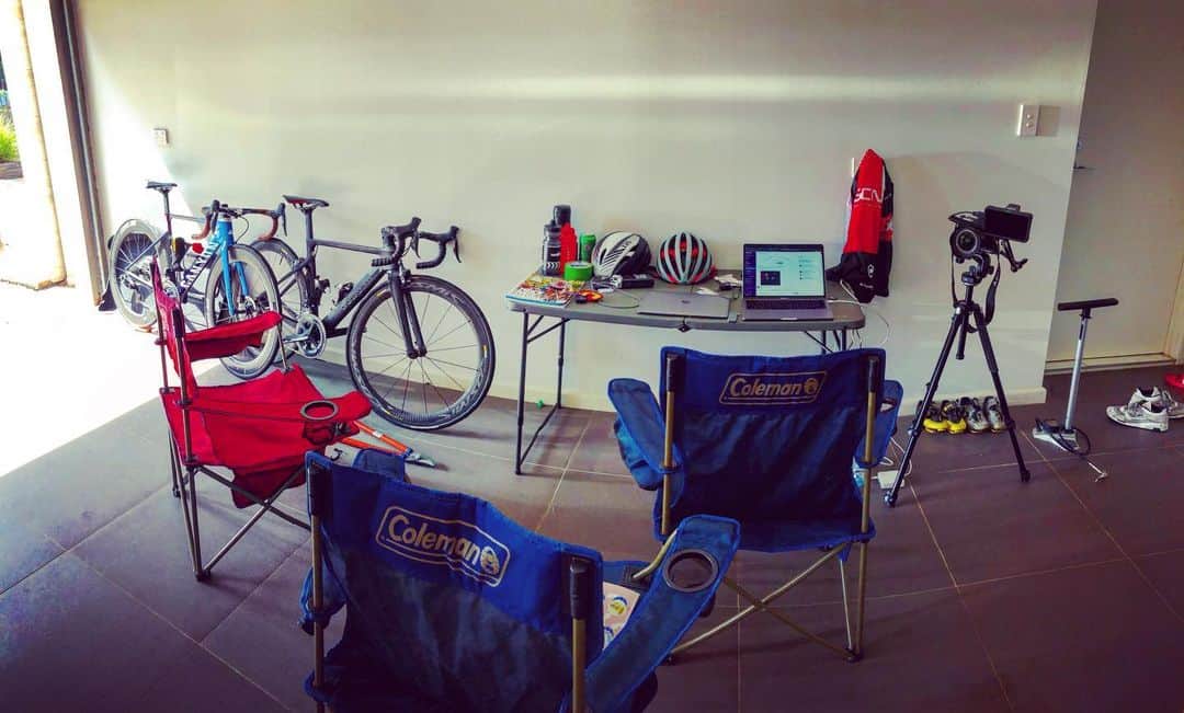 土井雪広のインスタグラム：「本日のガレージオフィス🚲  #男のロマン #gcn #canyonbikes」