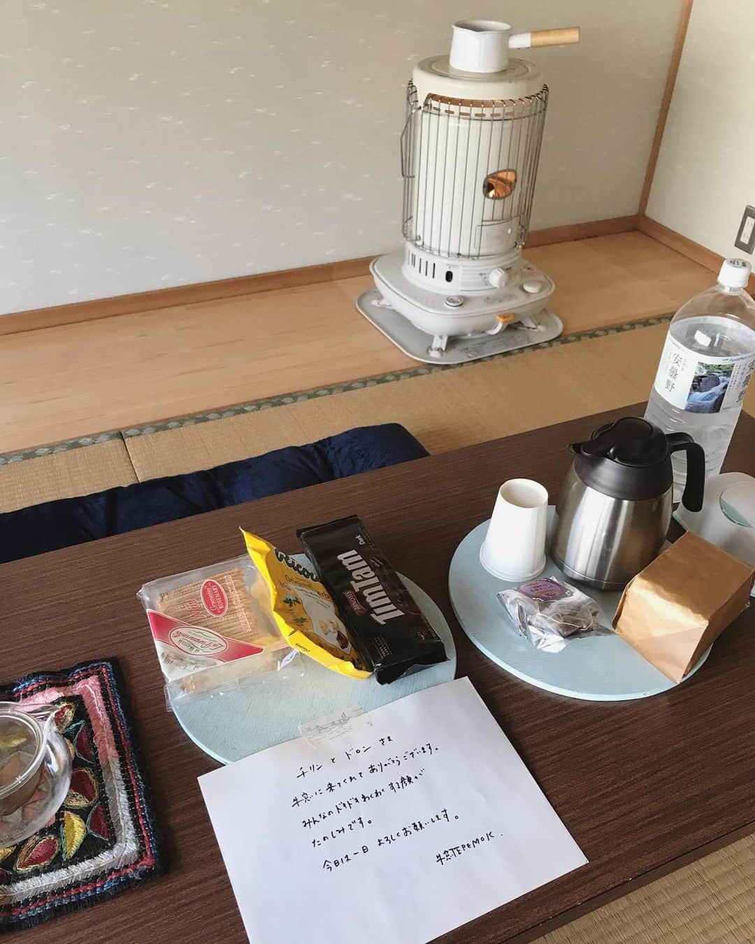 松本野々歩さんのインスタグラム写真 - (松本野々歩Instagram)「松江から 岡山県瀬戸内市牛窓町へ  長い付き合いになる友 カメラマンの相澤心也 ものづくりのおだせいこが移住して 仲間たちとはじめた小さなお城 「牛窓テレモーク」 @ushimado.tepemok  で チリンとドロンのコンサートと 岡山各地から来てくれた出店者さんの市庭  2ステージ　たくさんの方が来てくれました！ ・ ・ ずっと近くてにいて 一緒にイベントや空間や物を作ってきた　おだせいこ @osoco が わたしの知らない場所に あたたかく迎え入れてくれる なんだか不思議だった  ずっとずっと　牛窓の海みたいに ゆったり静かで美しく とてもとても　あたたかくて楽しい時間  しあわせでした  再会　新たな出逢い　 何時間もかけて会いにきてくれた人たち  また会いたい　すぐ会いたい」1月27日 11時32分 - nonohoms
