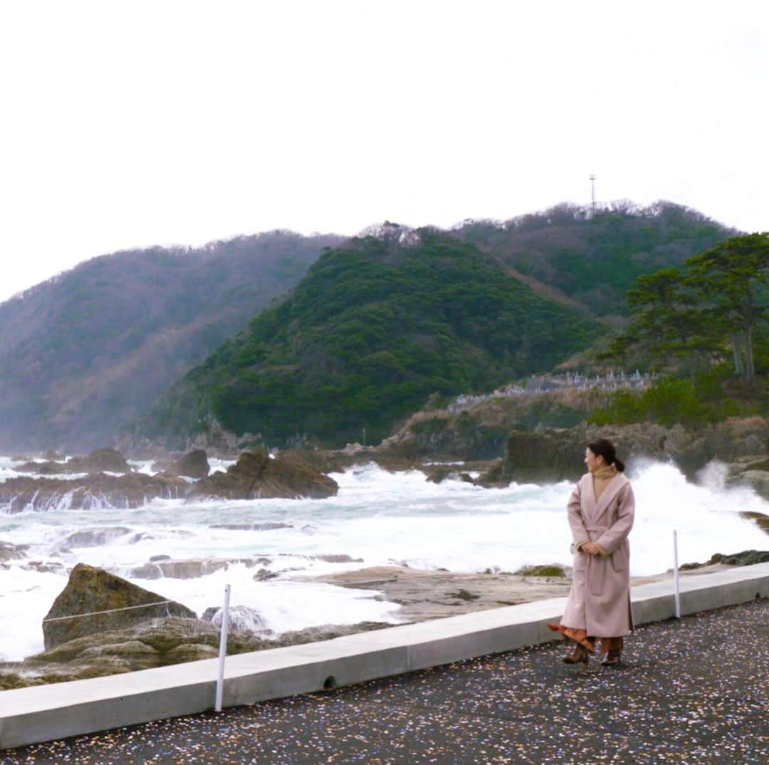 フジテレビ「空旅をあなたへ」さんのインスタグラム写真 - (フジテレビ「空旅をあなたへ」Instagram)「今週木曜２２：５４分〜の「空旅をあなたへ」は、 番組ナレーターも務める、女優・羽田美智子さんの兵庫県 城崎への空旅です✈️✨ 風光明媚な景勝地・城崎。  日本海の美しい冬景色が、旅人を迎えます🌊  今回は、ちょっと足をのばして「城崎マリンワールド」へ☺️ 海の生き物たちと一緒に遊べる アトラクションが旅人を魅了します。  イルカを間近に感じるドルフィンタッチや🐬、 人気のフィッシュダンスに羽田さんもびっくり！🥺✨ まるで海の中にいるような 非日常の世界に心が躍ります⭐️ 豊かな自然に満たされる、城崎の空旅です！ 是非ご覧ください！  #フジテレビ  #空旅  #空旅をあなたへ ‪#soratabi‬ ‪#羽田美智子 さん‬ #城崎温泉  #兵庫県  #豊岡市  #城崎マリンワールド」1月27日 11時32分 - soratabi_fuji