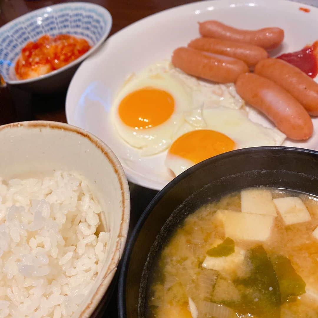 山西章博のインスタグラム：「今日のご飯。THE 朝ごはんなのさ！ #朝ごはん #目玉焼き #ソーセージ #みそ汁 #キムチ #写ってないけど #大野海苔 #徳島のソウルフード #初心者主夫」