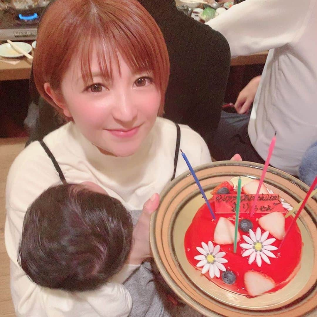 矢口真里さんのインスタグラム写真 - (矢口真里Instagram)「Instagram1000投稿目!! 息子と同級生のベビちゃんがいるお友達家族と一緒にご飯する予定でお店に行ったら、、、 個室のドアを開けると、、、 そこには色んなジャンルの仲良い友達が沢山待っててくれて、私（1月20日）と夫ちゃん（1月17日）のサプライズ誕生日会をしてくれました😭✨ 凄くビックリしました😭✨ この歳になるとサプライズは考えなくなるもんで🤣 結婚式に呼んだお友達がほとんど来てくれました😂✨ いつも側にいてくれて笑顔にしてくれる 本当に優しい楽しい人達。 感謝しております。 当たり前じゃないこの環境をこれからも大切にしていきたいと思います。 みんなありがとう。 幹事をしてくれた金井さん、ゆうじさん、とても幸せな時間をありがとうございました✨ ・ ・ 息子はヒーラーのてじーに癒されてましたょ😁w」1月27日 11時37分 - mariyaguchi_official