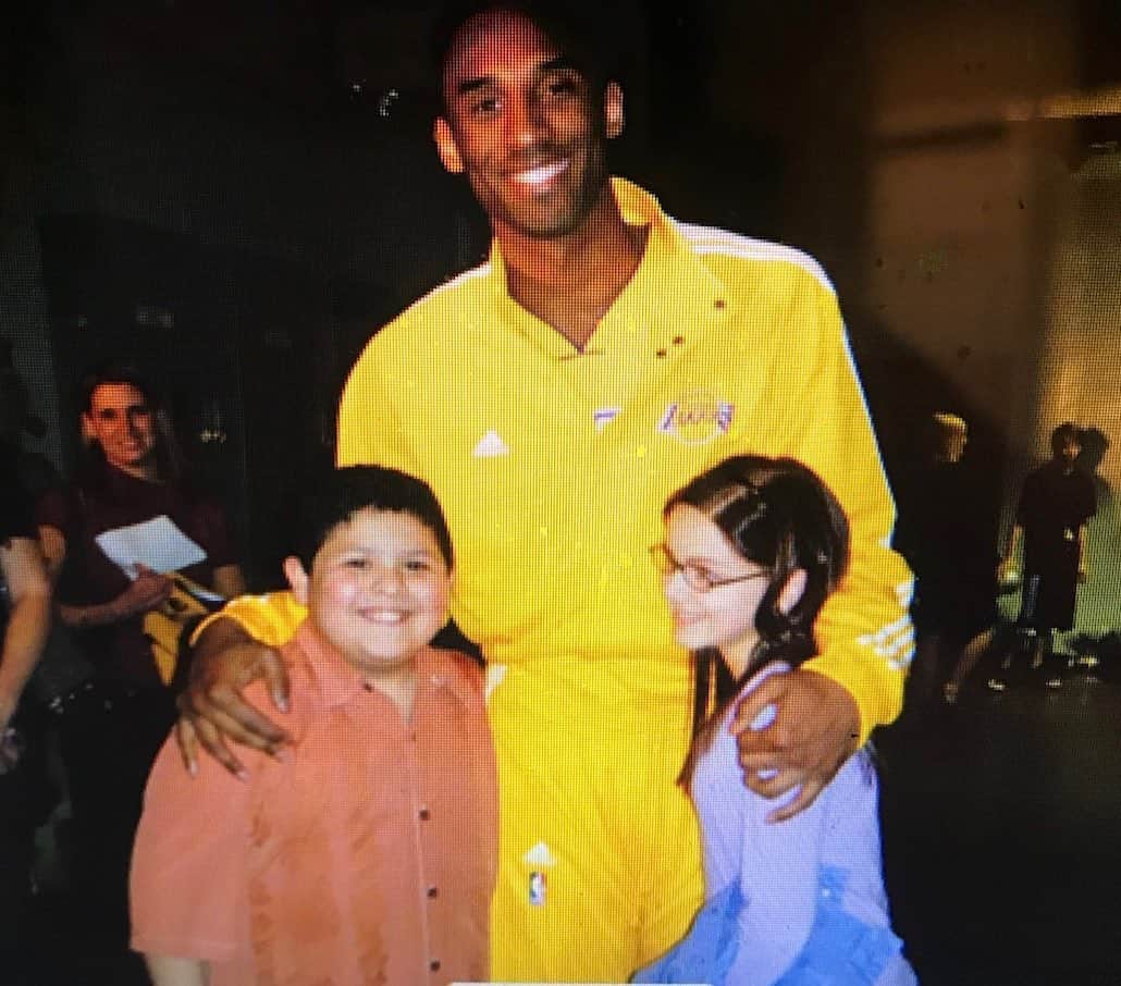 リコ・ロドリゲスのインスタグラム：「Over the past 11 seasons, we’ve had some pretty amazing guest stars on Modern Family, including Kobe Bryant. We filmed a scene with him before the start of a Lakers game, then filmed during the whole game. I was 11 years old and not even into sports yet, but I knew the magnitude of the person I was meeting. Kobe changed the game. He will forever be a legend in the NBA! My heart breaks for all of the families who lost someone today 💔🙏🏽」