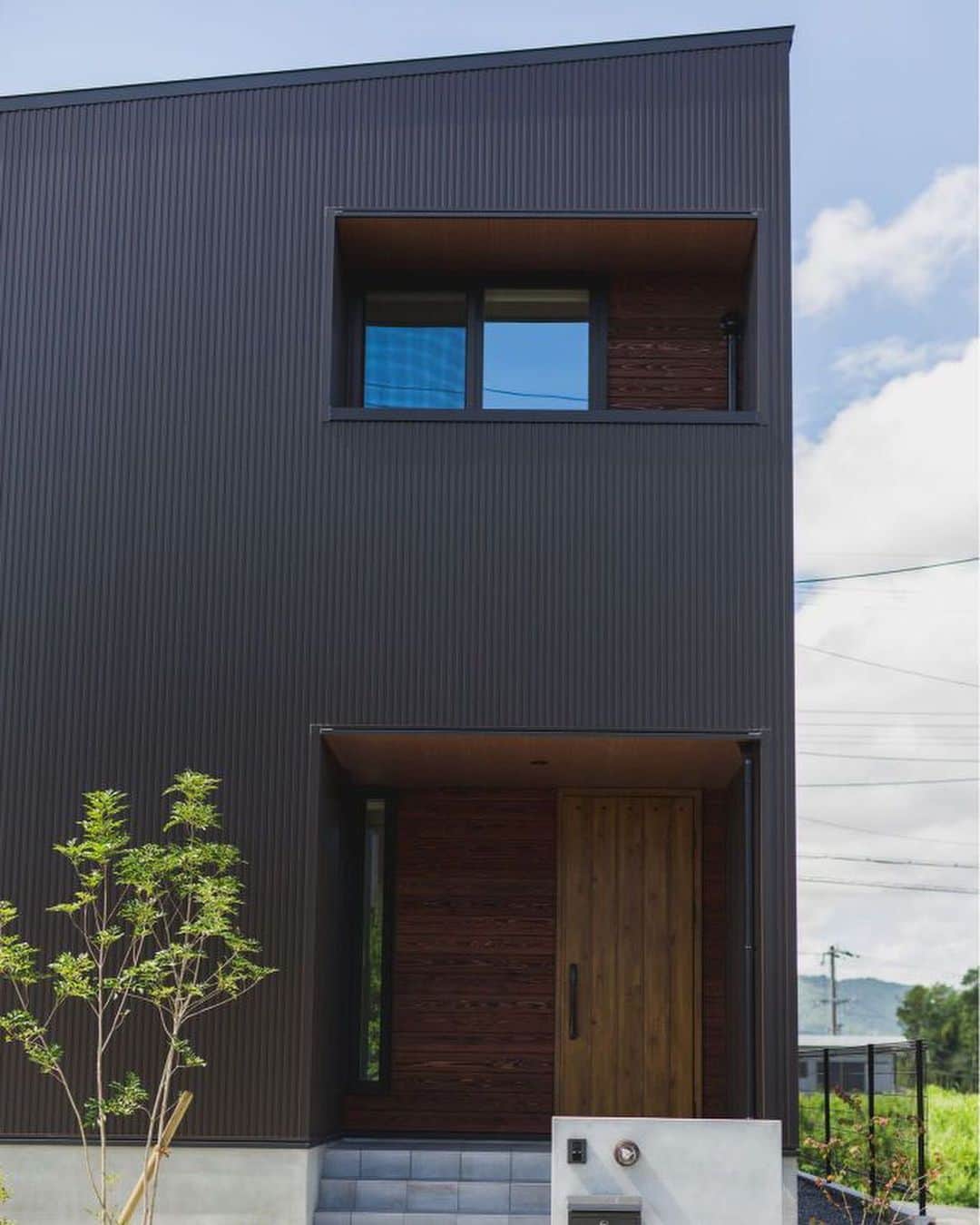 ルポハウス一級建築士事務所さんのインスタグラム写真 - (ルポハウス一級建築士事務所Instagram)「・ ・ ・ ビターブラウンのガルバリウムに、細めの格子を組み合わせたスタイリッシュな外観。 ・ どちらの方向から見ても、趣のある佇まいです。 ・ ・ ・ 𓐌𓐌𓐌𓐌𓐌𓐌𓐌𓐌𓐌𓐌𓐌𓐌𓐌𓐌𓐌𓐌𓐌𓐌  ルポハウスの施工事例はこちらまで☞ @reposhouse  𓐌𓐌𓐌𓐌𓐌𓐌𓐌𓐌𓐌𓐌𓐌𓐌𓐌𓐌𓐌𓐌𓐌𓐌 #ルポハウス は#ちょっとかっこいい家 を"友人のために" という思いでつくっています。 一生に一度の#マイホーム。 「あなたにしかできない」×「ルポハウスだからできる」で、 私たちだけの#家づくり を思いっきり楽しんでみませんか？！ ・ ・ ・ #住宅 #注文住宅 #新築一戸建て #デザイナーズ住宅  #一級建築士事務所 #設計事務所  #滋賀県大津市 #滋賀県草津市 #滋賀県栗東市  #滋賀県近江八幡市 #外観デザイン #外観イメージ #ガルバリウム #ビターブラウンガルバ #アイジー工業」1月27日 11時58分 - reposhouse