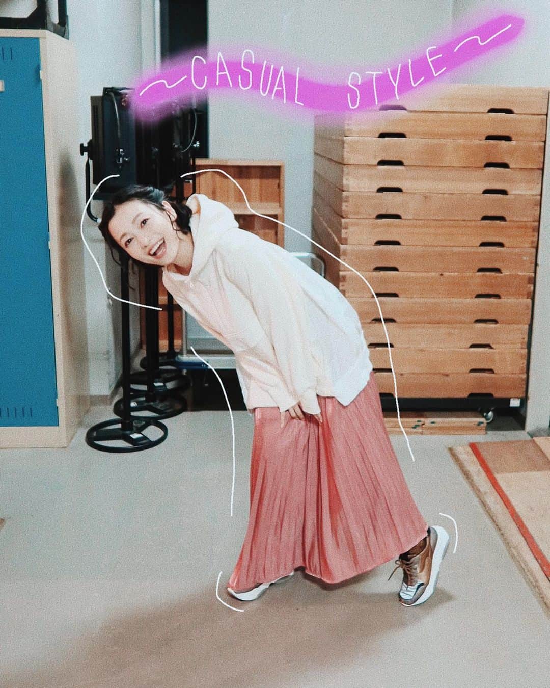のインスタグラム：「・ ごくたまに ゆるカジコーデ したくなる (謎の五七五) ・ ・ #ニシアイコーデ #ニシアイメイク #西田ヘア #instafashion #instalike #instagood #instaselfie #instajapanese #instaoutfit #minimalist #minigirls #japanesegirl #outfit #ootd #ootdfashion #casualstyle #casualfashion #150cmコーデ #パーカー女子 #パーカーコーデ #スニーカー女子 #スニーカーコーデ #お絵かき #らくがき #らくがきアート #ニシアイアート#低身長コーデ #低身長ファッション」