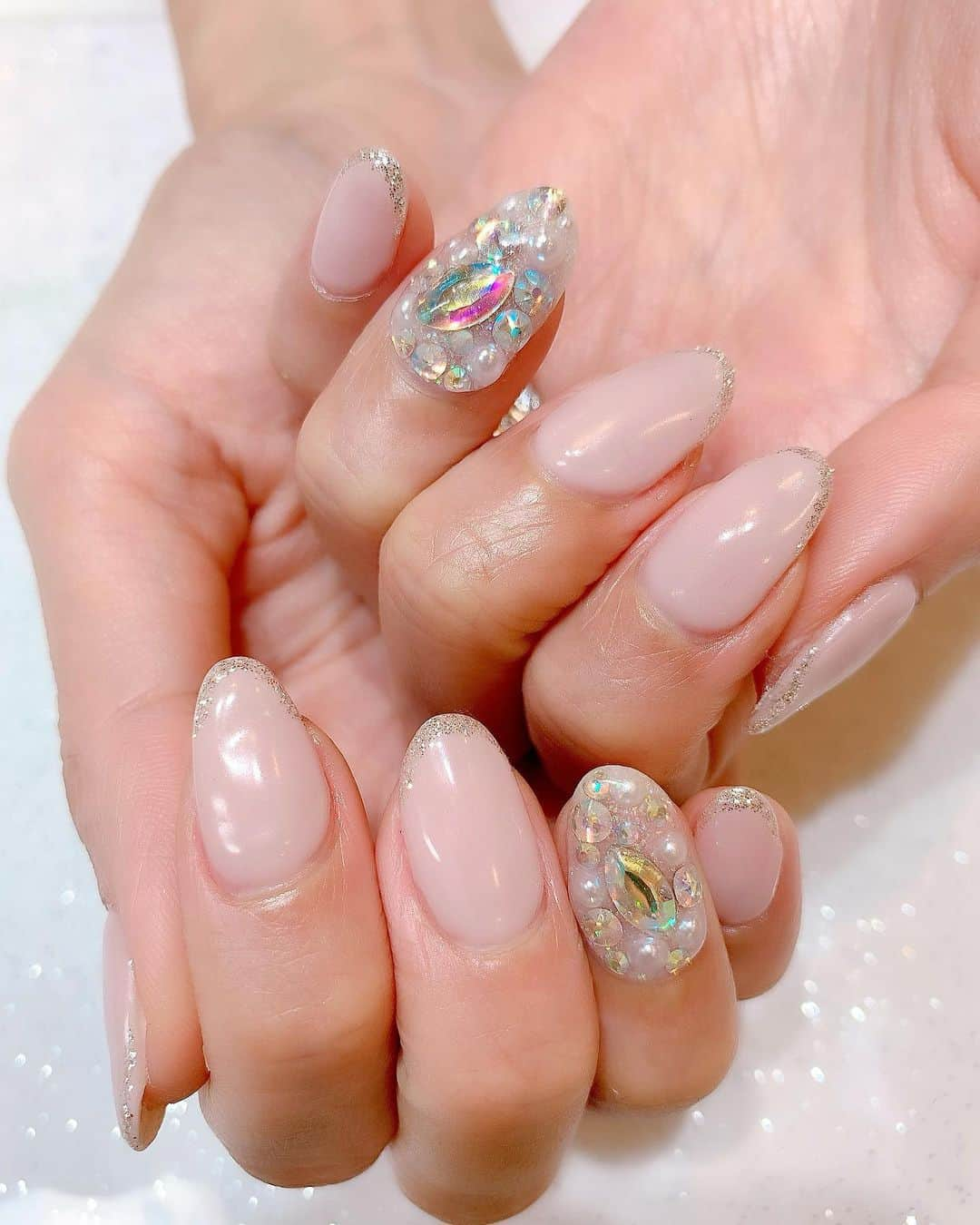 池田るりさんのインスタグラム写真 - (池田るりInstagram)「今月のネイル💅 . @deco_eyelash_nail  でシンプルなんだけど華やかなネイルにしてもらいました♡ 指先も綺麗に見えてかなりお気に入り😊💕 . @deco_nailist_miyu いつもありがとうございます😍 . . . #デコ武蔵小山 #ネイルデザイン #ニュアンスネイル #まつげエクステ #秋冬ネイル #武蔵小山ネイルサロン #クリスマスネイル #武蔵小山まつエクサロン #neil #newnail」1月27日 12時02分 - ruri_ikeda