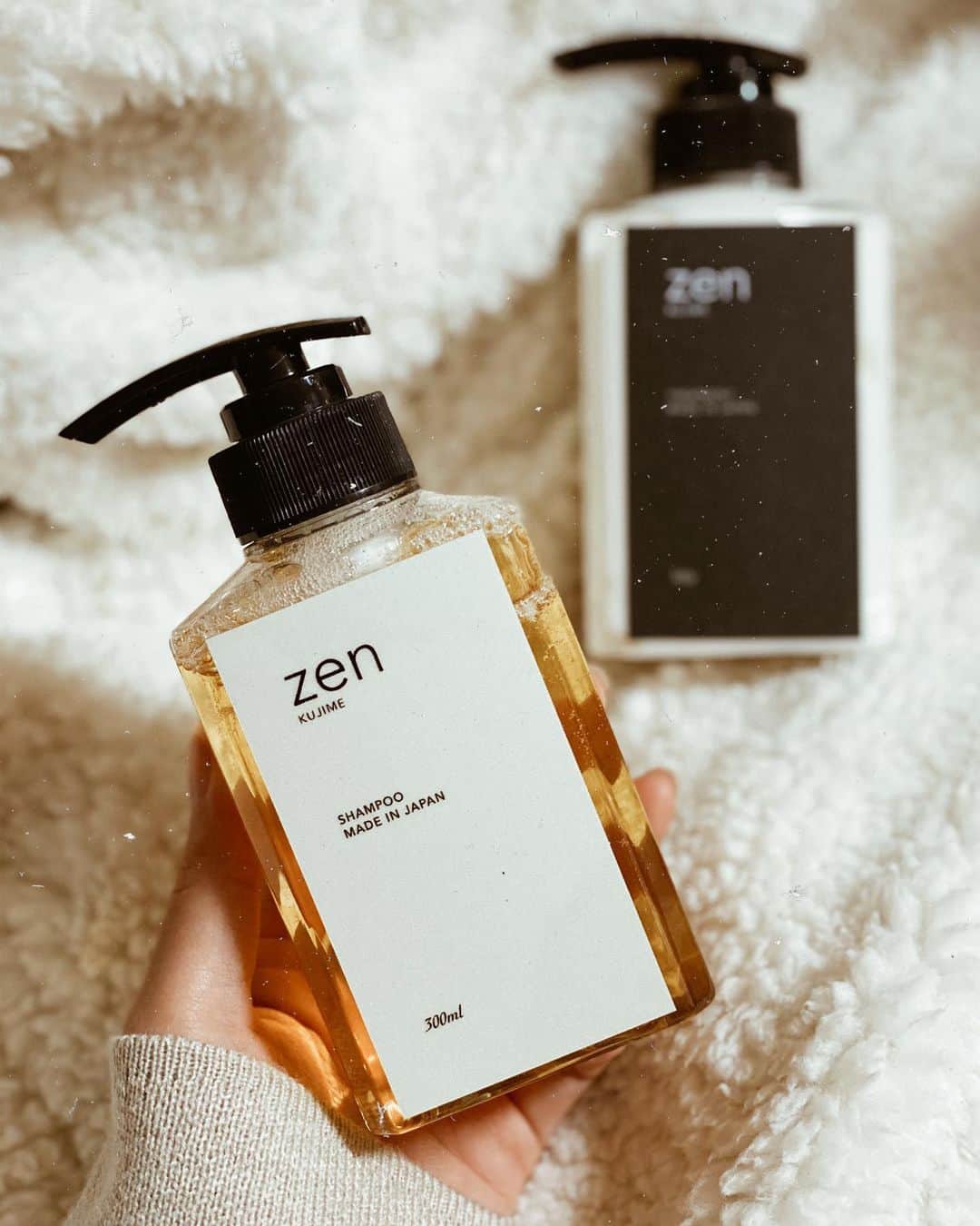 のインスタグラム：「💎 . 共立美容外科から発売された @kujime.official  ZEN 〜kujime〜 シャンプー&トリートメント🧴 “本物”“高級”思考な人へ♡ 最高級シャンプー是非使ってみて欲しい。 毎月サロンにトリートメント行かなくても この２つがあればケア大丈夫！ 私は毎日ではなくお出かけの日の前の日 ご褒美みたいに使ってます💎 ブローしてびっくり。 お家でサロン帰りみたいに整います♡ どちらも¥10000と高めだけど 毎月通うより好きな時にケア出来るのいい。 . 香りもとってもいいアロマの香り。 Cawaii!モデル時代からのお友達 美容の神 @inouenaho1207 が担当してる🌼 お風呂場に高級感が出た♡ ありがとう〜💫 . #ドレープシャンプー #kujime #zen」