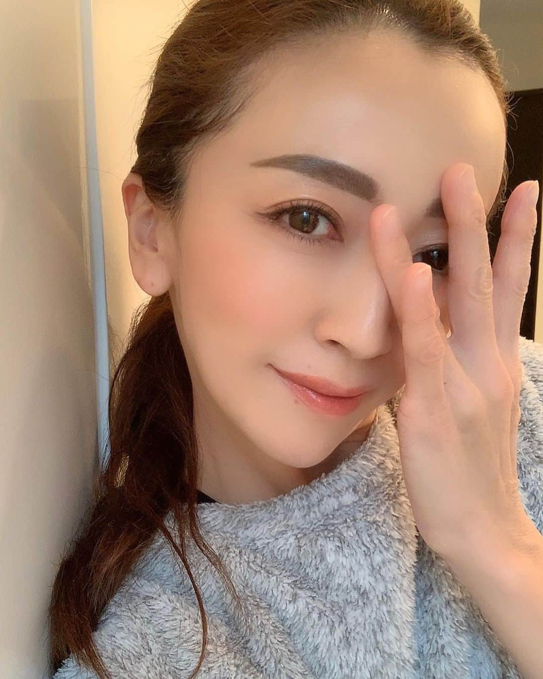 Akiさんのインスタグラム写真 - (AkiInstagram)「誰でも簡単にツヤ美肌が作れるお気に入り ファンデ見つけたよ♡ . 有名女優やモデルのヘアメイクを手がけるヘアメイク アップアーチスト嶋田ちあきさんがプロデュースする BRILLIAGE(ブリリアージュ)✨ @brilliage_favorite . その中でもハイパースティックファンデーションは 簡単にツヤ肌が作れて、重ねて付ければお手軽に 肌トラブルがカバーでき、夕方までメイクしたての お肌が続く優秀ファンデ😊 . 2枚目画像はお肌のアップ💕 つるんとしたむきたて卵肌に仕上がるよ✨✨ . 私は普通肌用40番とダーク肌用60番をミックスして 使ってます🍀 (3枚目画像:右60番、左40番) . #ブリリアージュ#ブリリアージュコスメ#ファンデーション#ファンデ#コスメ#コスメ好き#コスメ紹介#コスメレポ#おすすめコスメ#コスメ垢#コスメオタク#コスメ大好き#化粧品#メイク#メイク好きな人と繋がりたい#美容マニア#美意識#美意識高め#美意識高い人と繋がりたい#コスメ好きさんと繋がりたい#メイク好きさんと繋がりたい#美容女子#デパコス#女子力#オトナ女子#インスタグラマー #BRILLIAGE#brilliage_favorite#cosme」1月27日 12時07分 - aki_0624