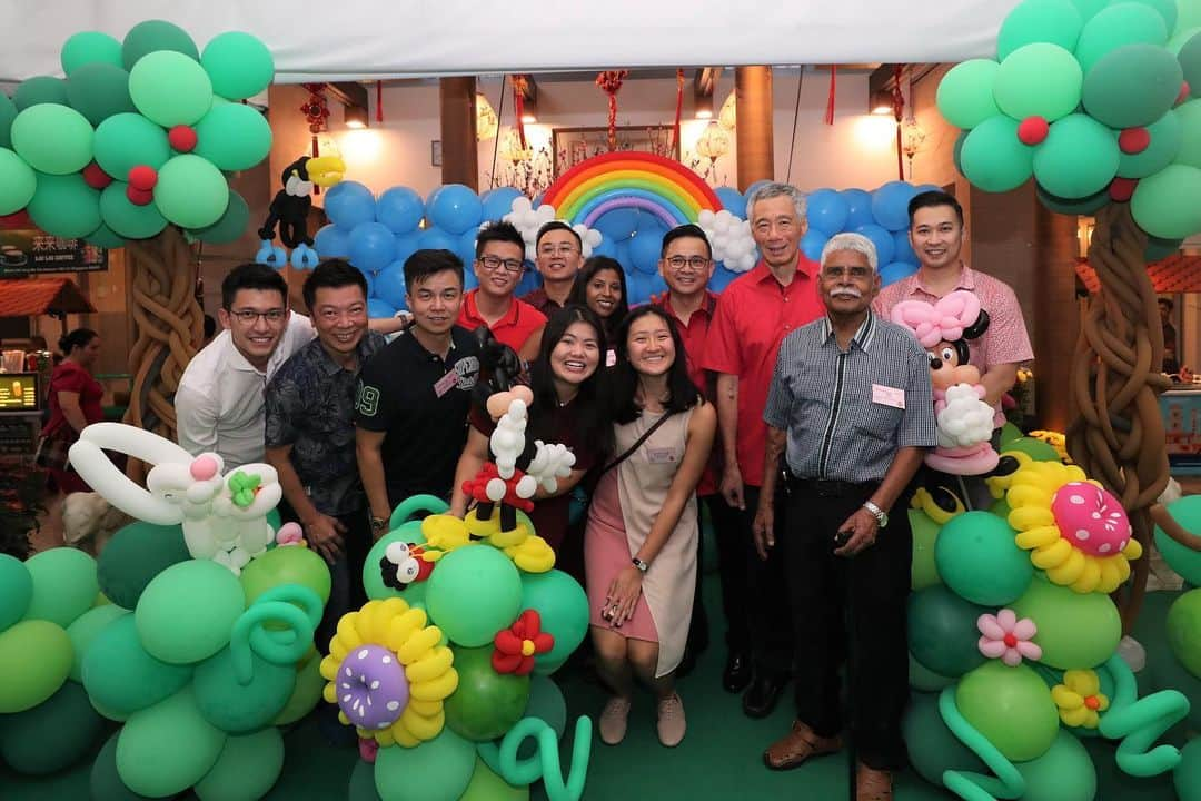 リー・シェンロンさんのインスタグラム写真 - (リー・シェンロンInstagram)「Enjoyed a lively 初二 with grassroots volunteers and guests from Ang Mo Kio GRC and Sengkang SMC at my yearly #ChineseNewYear open house yesterday. Happy to share the evening with the many community partners that contribute to our vibrant, robust society. ⠀⠀⠀⠀⠀⠀⠀ From Teck Ghee wellness ambassadors to PCF educators, Ren Ci representatives to AMK South NPC police officers and more — thank you for your dedicated support and good work for our residents. The new year may bring new challenges but we will tackle them together as one. ⠀⠀⠀⠀⠀⠀⠀ Wishing all a s鼠per 鼠年! 🐭 May good health and good fortune abound. 恭祝大家鼠年行大运! 🍊🍊 – LHL ⠀⠀⠀⠀⠀⠀⠀ (MCI Photos by Betty Chua)⠀⠀⠀⠀⠀⠀⠀」1月27日 12時07分 - leehsienloong