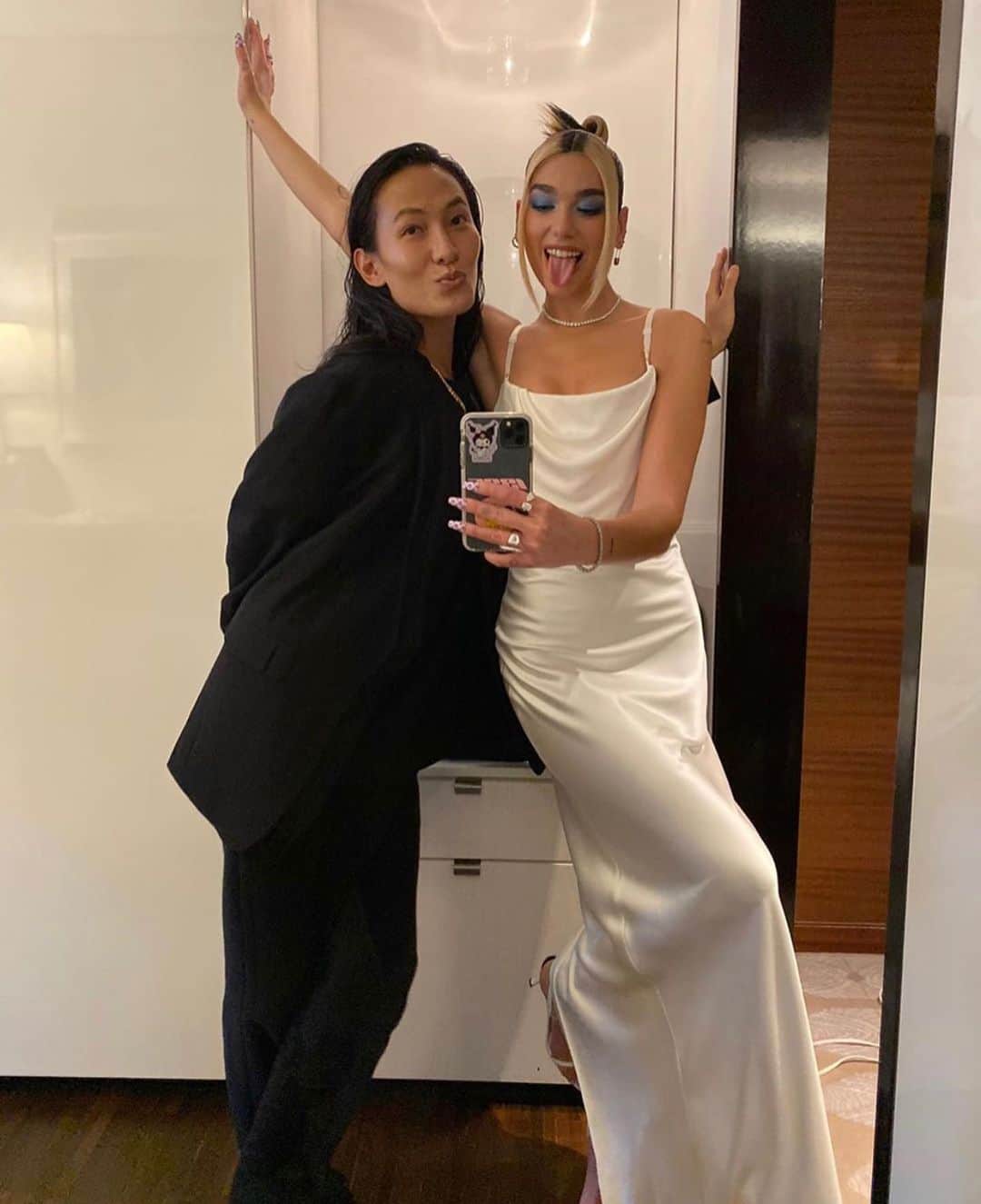 のインスタグラム：「Name a more iconic Dua... we’ll wait.」