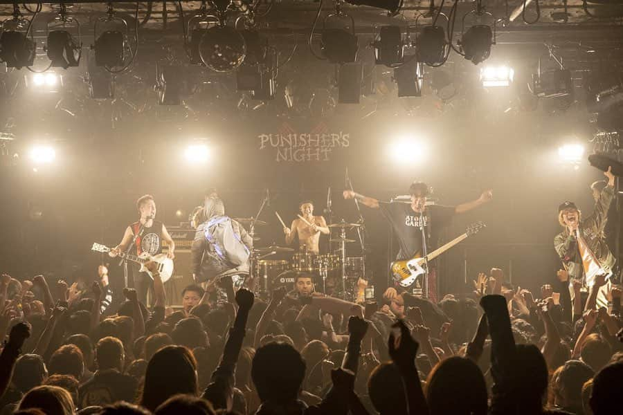 Shun さんのインスタグラム写真 - (Shun Instagram)「【PUNISHER‘S NIGHT 2020 ファイナル大阪】 ・ ・ #10FEET #FOMARE #TOTALFAT ・ 📷by @tuttini ・ ・ 音楽って、どこまででも感情を詰め込める最高の器なんだって知った夜。 ・ ・ 大阪、ツアーは６月20&21日 ANIMAでツアーセミファイナル。宜しく🤙🏻」1月27日 12時12分 - totalfat.shun