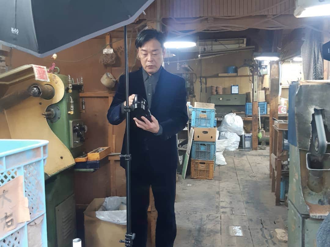 光石研さんのインスタグラム写真 - (光石研Instagram)「MonoMaster3月号発売中‼️ 2020出かけたくなる「鞄」と「靴」特集にて、浅草の老舗靴工房やブラシ専門店を取材させて頂きました👞  是非お買い求め下さい📕  #MonoMaster 【by staff】」1月27日 12時15分 - kenmitsuishi_official
