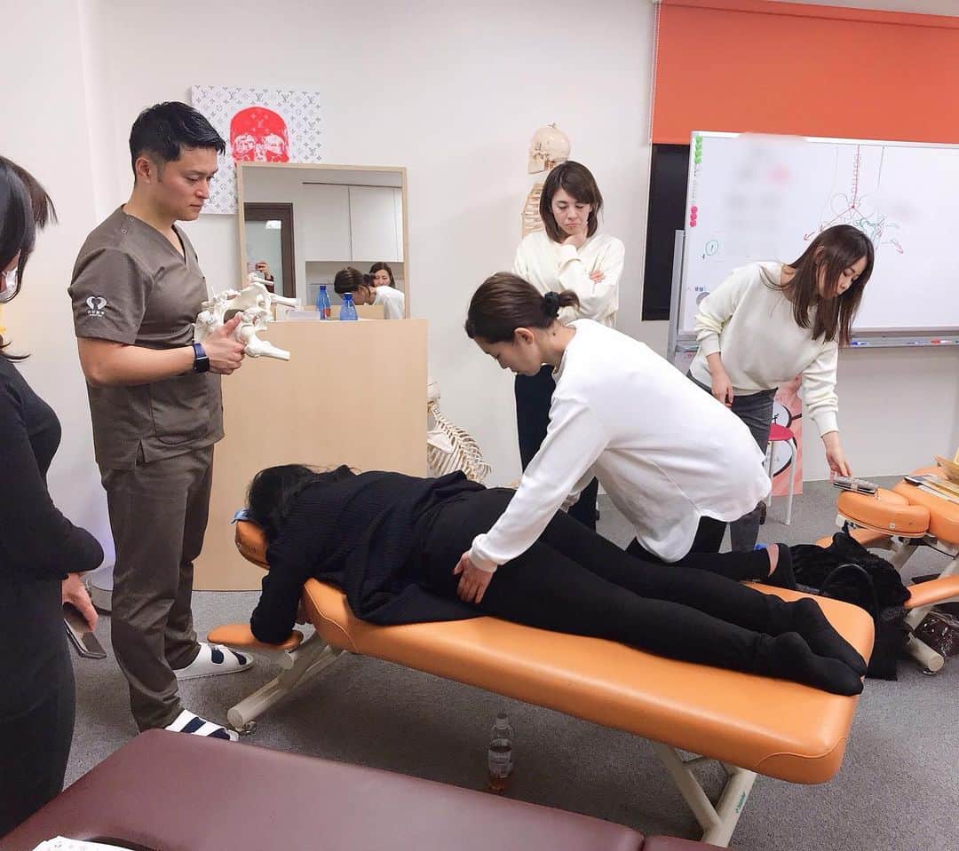 日本美容整骨学院さんのインスタグラム写真 - (日本美容整骨学院Instagram)「☠️ 今年は学院長であるヒロ先生による 授業が今までより多く開講されます🙌 . . 日本中の皆様に 最高の技術をお届けするために…✨ * #日本美容整骨学院 #美容整骨 #美骨美人 #骨格矯正 #小顔矯正 #骨盤矯正 #美脚矯正 #くびれ矯正 #小顔 #骨盤 #美脚 #くびれ #矯正 #黄金バランス #勝ち組 #女子 #骨格矯正の時代 #骨から綺麗に #痛くない小顔矯正 #ゴッドハンド集団 #資格習得 #大阪 #東京 #福岡 #東海 #福山 #高松 #学び #授業 #スキルアップ」1月27日 12時17分 - biyouseikotsugakuin