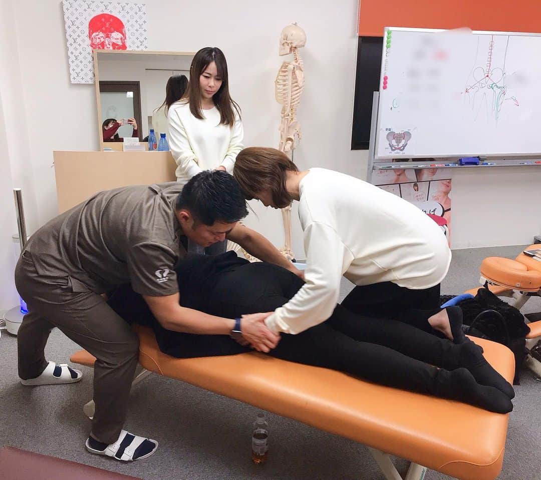 日本美容整骨学院さんのインスタグラム写真 - (日本美容整骨学院Instagram)「☠️ 今年は学院長であるヒロ先生による 授業が今までより多く開講されます🙌 . . 日本中の皆様に 最高の技術をお届けするために…✨ * #日本美容整骨学院 #美容整骨 #美骨美人 #骨格矯正 #小顔矯正 #骨盤矯正 #美脚矯正 #くびれ矯正 #小顔 #骨盤 #美脚 #くびれ #矯正 #黄金バランス #勝ち組 #女子 #骨格矯正の時代 #骨から綺麗に #痛くない小顔矯正 #ゴッドハンド集団 #資格習得 #大阪 #東京 #福岡 #東海 #福山 #高松 #学び #授業 #スキルアップ」1月27日 12時17分 - biyouseikotsugakuin
