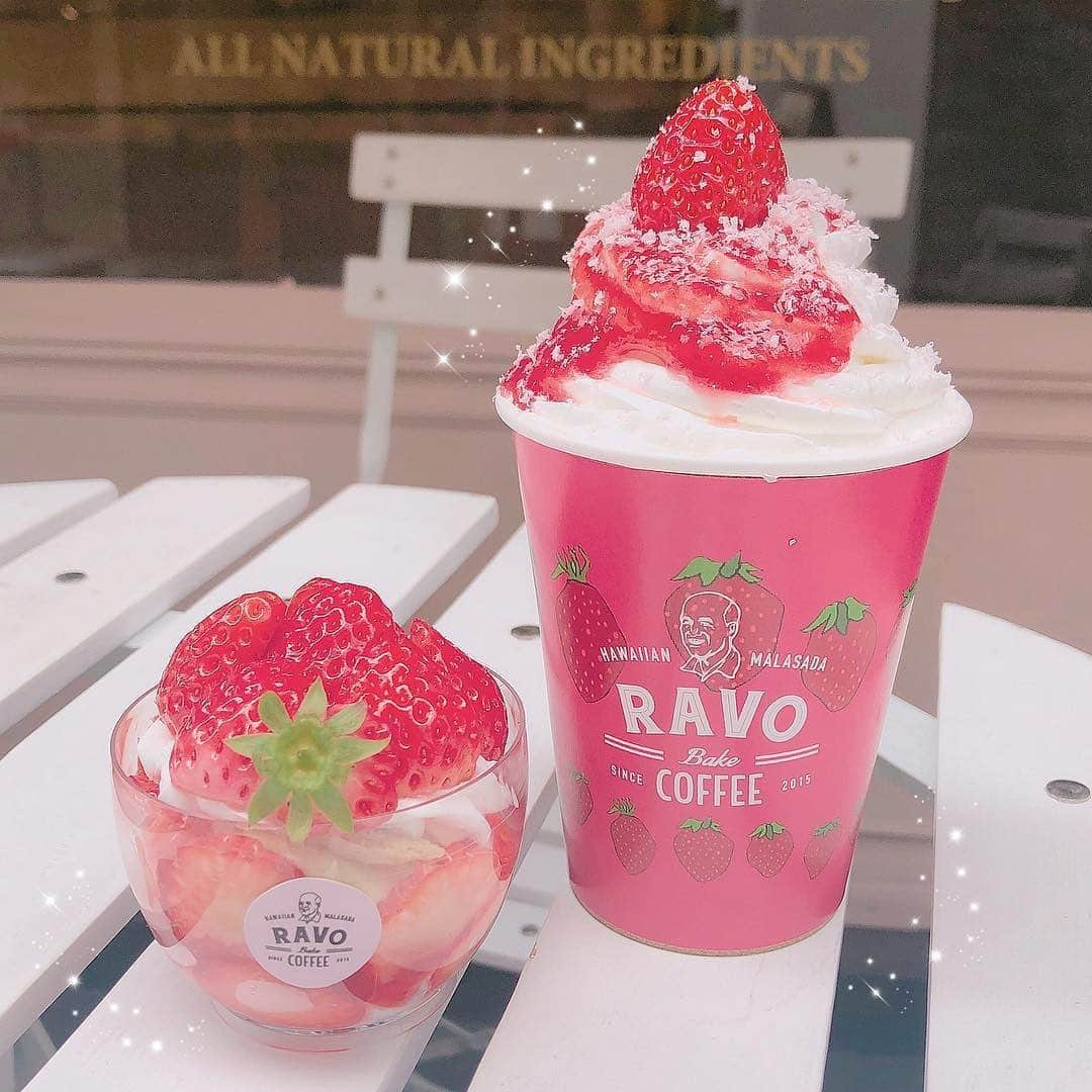 KIREIMOさんのインスタグラム写真 - (KIREIMOInstagram)「. クリームたっぷりのいちごミルクラテといちごフリュイ🍓 ハワイ発祥のドーナツ「マラサダ」とコーヒーが看板メニューのお店にて✨ . ------------------------------------------------------------ Place：RAVO BAKE Coffee ------------------------------------------------------------ . repost from @strawberry___r.m . . キレイモのアカウントでは、紹介する写真の募集をはじめました🍑 キレイモのオリジナルハッシュタグをつけてくれた投稿の中からピックアップし、写真をリポストさせていただきます✨ カフェ系の投稿は、ぜひ#kireimo_cafe をつけて投稿してみてね！ ※タイムラインで色味等を合わせるため、リポスト時に画像を加工して投稿する場合がございます。 . . #KIREIMO #キレイモ #脱毛 #全身脱毛 #脱毛サロン #美容 #美容情報 #美容部 #肌ケア #インスタ探検隊 #カフェ巡り#ピンクカフェ #いちご #いちご🍓 #イチゴ #苺パフェ #女子力向上委員会 #神戸カフェ #三宮カフェ #元町カフェ #兵庫カフェ #ラボベイクコーヒー #RAVOBAKECOFFEE #いちごミルクラテ #いちごスイーツ #ハワイアンカフェ #いちごミルク #限定メニュー #いちごハンター」1月27日 12時20分 - kireimo_official