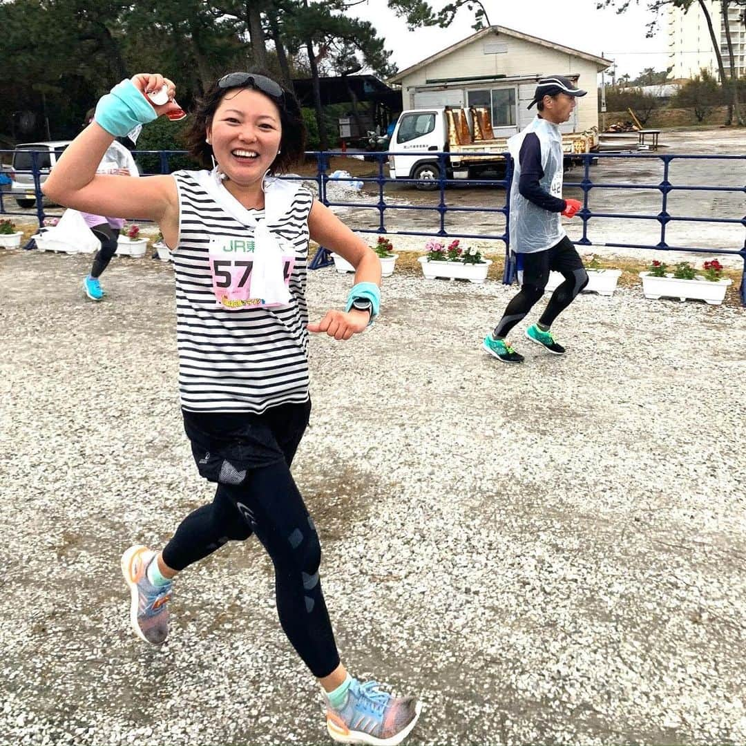 run+さんのインスタグラム写真 - (run+Instagram)「2020.01.26 #館山若潮マラソン 後半 大雨にはならなかったけど、結局30Kmくらいまで続いた雨。それでも寒かったのは腕より足。 雨が止んでしばらくすると上は乾いてきても、避けても避けても出てくる水たまりを避けきれず。。。 幾度となく水たまりに足をびっっちゃーん！！ …撥ねてしまった方ゴメンナサイ💦 水に濡れた足先は力が入らず凍傷してしまうと思ったほど そして濡れっぱなしのスパッツから全身に伝わる冷え。 そんな中砂糖入りのホット麦茶が何とも言えず幸せ😍  寒さだけじゃなく反省点は色々。 (南房パークのトイレは遠い…何よりまず風邪をひかない) #2度のトイレ と #女子の事情 #抗生物質  そんな訳でタイムは… 4:14:47 ネットタイム 4:19:21 グロスタイム  それでもこの天候で完走できたことは きっと次への自信に。  館山マラソンならではの”おいしさ” おばあちゃんのみかん🍊 ホット麦湯-特に砂糖入り-☕ カスタードたっぷりクリームパン🥐  館山マラソンならではの”絶景” 菜の花続くフラワーロード💐 海も山も楽しめる起伏に富んだコース🤣 登りきったあと眼下に広がる海⛵  だから#館山 が好き やっぱり#館山が好き そして来年はきっと6回目のラン🏃‍♀️ #❤️ #🏃‍♀️ 前半は #館山若潮マラソン2020前半 #館山若潮マラソン後半 #菜央美の菜は菜の花の菜  ヤマトの旗見つけ嬉しくて思わずクレイジーヤマト😍と叫んじゃいましたー♪  #写ラン #写真で伝えたい私の世界 ・ #ラン #ランニング #RUN #ゆるラン #マラソン ・ #GARMIN #ガーミン #ナイキプラス #ハシリマスタグラム #ハシリマスタグラム #ハシリマシタグラム #走るひと ・ #Runday #RunLovesLife #フルマラソン #marathon #fullmarathon」1月27日 12時30分 - runplus