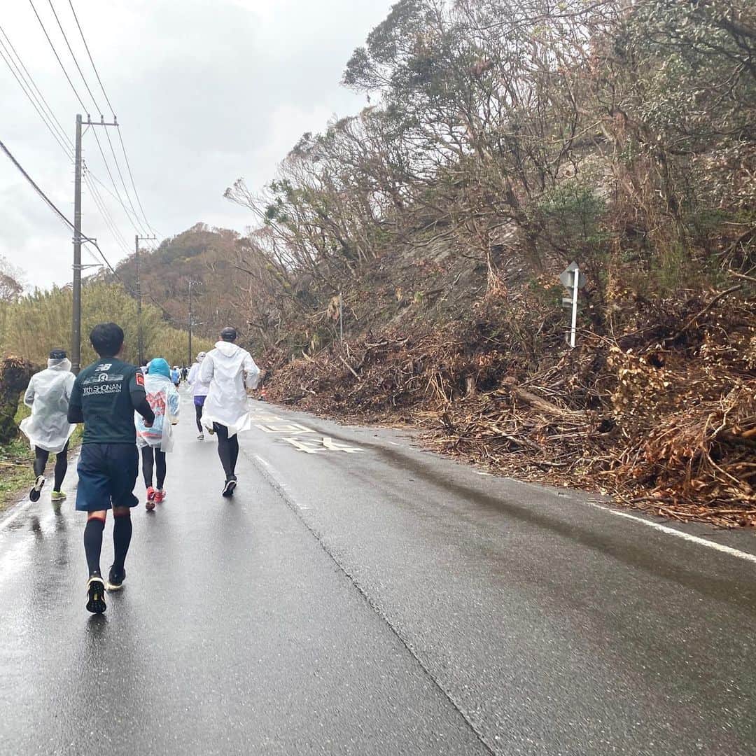 run+さんのインスタグラム写真 - (run+Instagram)「2020.01.26 #館山若潮マラソン 後半 大雨にはならなかったけど、結局30Kmくらいまで続いた雨。それでも寒かったのは腕より足。 雨が止んでしばらくすると上は乾いてきても、避けても避けても出てくる水たまりを避けきれず。。。 幾度となく水たまりに足をびっっちゃーん！！ …撥ねてしまった方ゴメンナサイ💦 水に濡れた足先は力が入らず凍傷してしまうと思ったほど そして濡れっぱなしのスパッツから全身に伝わる冷え。 そんな中砂糖入りのホット麦茶が何とも言えず幸せ😍  寒さだけじゃなく反省点は色々。 (南房パークのトイレは遠い…何よりまず風邪をひかない) #2度のトイレ と #女子の事情 #抗生物質  そんな訳でタイムは… 4:14:47 ネットタイム 4:19:21 グロスタイム  それでもこの天候で完走できたことは きっと次への自信に。  館山マラソンならではの”おいしさ” おばあちゃんのみかん🍊 ホット麦湯-特に砂糖入り-☕ カスタードたっぷりクリームパン🥐  館山マラソンならではの”絶景” 菜の花続くフラワーロード💐 海も山も楽しめる起伏に富んだコース🤣 登りきったあと眼下に広がる海⛵  だから#館山 が好き やっぱり#館山が好き そして来年はきっと6回目のラン🏃‍♀️ #❤️ #🏃‍♀️ 前半は #館山若潮マラソン2020前半 #館山若潮マラソン後半 #菜央美の菜は菜の花の菜  ヤマトの旗見つけ嬉しくて思わずクレイジーヤマト😍と叫んじゃいましたー♪  #写ラン #写真で伝えたい私の世界 ・ #ラン #ランニング #RUN #ゆるラン #マラソン ・ #GARMIN #ガーミン #ナイキプラス #ハシリマスタグラム #ハシリマスタグラム #ハシリマシタグラム #走るひと ・ #Runday #RunLovesLife #フルマラソン #marathon #fullmarathon」1月27日 12時30分 - runplus