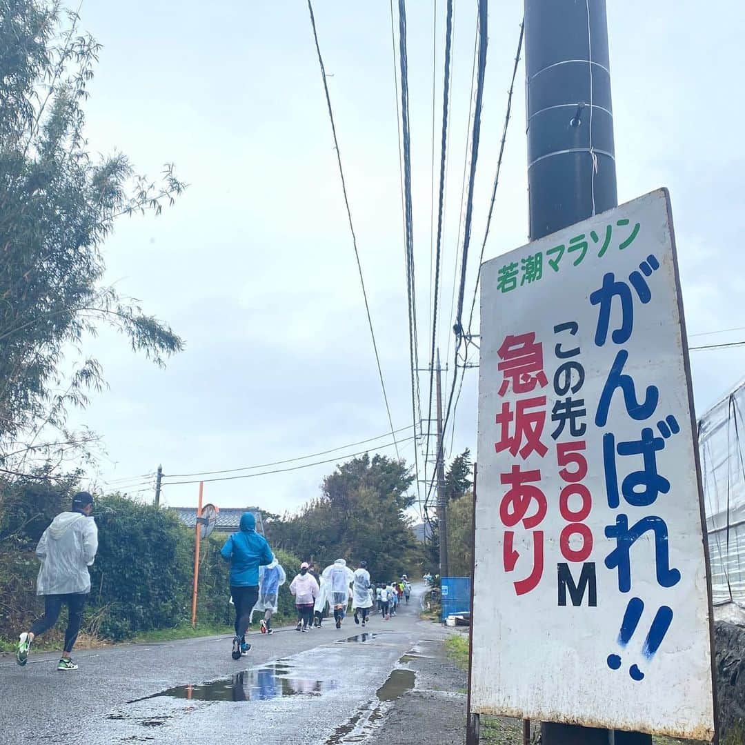 run+さんのインスタグラム写真 - (run+Instagram)「2020.01.26 #館山若潮マラソン 後半 大雨にはならなかったけど、結局30Kmくらいまで続いた雨。それでも寒かったのは腕より足。 雨が止んでしばらくすると上は乾いてきても、避けても避けても出てくる水たまりを避けきれず。。。 幾度となく水たまりに足をびっっちゃーん！！ …撥ねてしまった方ゴメンナサイ💦 水に濡れた足先は力が入らず凍傷してしまうと思ったほど そして濡れっぱなしのスパッツから全身に伝わる冷え。 そんな中砂糖入りのホット麦茶が何とも言えず幸せ😍  寒さだけじゃなく反省点は色々。 (南房パークのトイレは遠い…何よりまず風邪をひかない) #2度のトイレ と #女子の事情 #抗生物質  そんな訳でタイムは… 4:14:47 ネットタイム 4:19:21 グロスタイム  それでもこの天候で完走できたことは きっと次への自信に。  館山マラソンならではの”おいしさ” おばあちゃんのみかん🍊 ホット麦湯-特に砂糖入り-☕ カスタードたっぷりクリームパン🥐  館山マラソンならではの”絶景” 菜の花続くフラワーロード💐 海も山も楽しめる起伏に富んだコース🤣 登りきったあと眼下に広がる海⛵  だから#館山 が好き やっぱり#館山が好き そして来年はきっと6回目のラン🏃‍♀️ #❤️ #🏃‍♀️ 前半は #館山若潮マラソン2020前半 #館山若潮マラソン後半 #菜央美の菜は菜の花の菜  ヤマトの旗見つけ嬉しくて思わずクレイジーヤマト😍と叫んじゃいましたー♪  #写ラン #写真で伝えたい私の世界 ・ #ラン #ランニング #RUN #ゆるラン #マラソン ・ #GARMIN #ガーミン #ナイキプラス #ハシリマスタグラム #ハシリマスタグラム #ハシリマシタグラム #走るひと ・ #Runday #RunLovesLife #フルマラソン #marathon #fullmarathon」1月27日 12時30分 - runplus