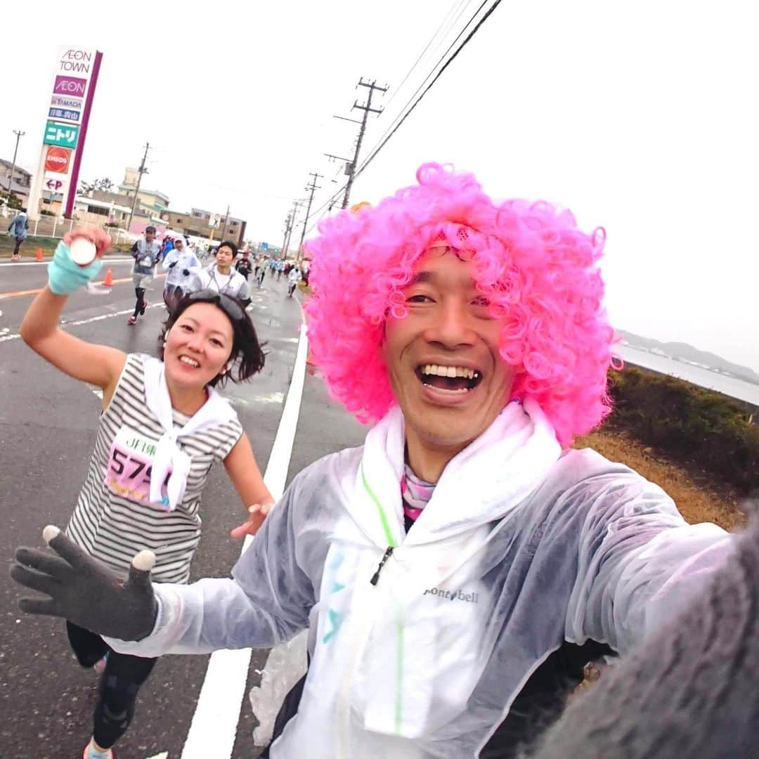 run+さんのインスタグラム写真 - (run+Instagram)「2020.01.26 #館山若潮マラソン 後半 大雨にはならなかったけど、結局30Kmくらいまで続いた雨。それでも寒かったのは腕より足。 雨が止んでしばらくすると上は乾いてきても、避けても避けても出てくる水たまりを避けきれず。。。 幾度となく水たまりに足をびっっちゃーん！！ …撥ねてしまった方ゴメンナサイ💦 水に濡れた足先は力が入らず凍傷してしまうと思ったほど そして濡れっぱなしのスパッツから全身に伝わる冷え。 そんな中砂糖入りのホット麦茶が何とも言えず幸せ😍  寒さだけじゃなく反省点は色々。 (南房パークのトイレは遠い…何よりまず風邪をひかない) #2度のトイレ と #女子の事情 #抗生物質  そんな訳でタイムは… 4:14:47 ネットタイム 4:19:21 グロスタイム  それでもこの天候で完走できたことは きっと次への自信に。  館山マラソンならではの”おいしさ” おばあちゃんのみかん🍊 ホット麦湯-特に砂糖入り-☕ カスタードたっぷりクリームパン🥐  館山マラソンならではの”絶景” 菜の花続くフラワーロード💐 海も山も楽しめる起伏に富んだコース🤣 登りきったあと眼下に広がる海⛵  だから#館山 が好き やっぱり#館山が好き そして来年はきっと6回目のラン🏃‍♀️ #❤️ #🏃‍♀️ 前半は #館山若潮マラソン2020前半 #館山若潮マラソン後半 #菜央美の菜は菜の花の菜  ヤマトの旗見つけ嬉しくて思わずクレイジーヤマト😍と叫んじゃいましたー♪  #写ラン #写真で伝えたい私の世界 ・ #ラン #ランニング #RUN #ゆるラン #マラソン ・ #GARMIN #ガーミン #ナイキプラス #ハシリマスタグラム #ハシリマスタグラム #ハシリマシタグラム #走るひと ・ #Runday #RunLovesLife #フルマラソン #marathon #fullmarathon」1月27日 12時30分 - runplus