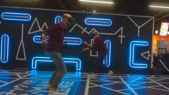 サイモンとマルティナのインスタグラム：「New adventure video up now 🚨 A steaming hot bowl of Tokyo, served up in a Virtual Reality Pacman broth, with 2X ramen, and sprinkled with a little bit of getting lost —> 🎊🍱😑🥴🍜🥟☕️🍮👾🍜 #tokyotales #vrzone」
