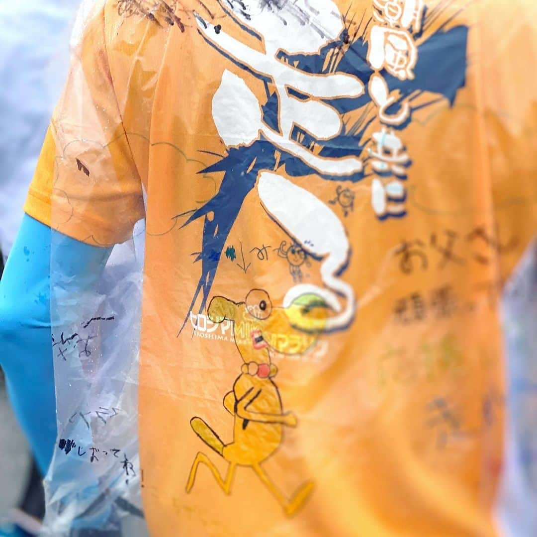 run+さんのインスタグラム写真 - (run+Instagram)「2020.01.26 #館山若潮マラソン 前半 不安要素は数あれど、大変な中用意して下さったクリームパン無駄には出来ないっ (๑╹ڡ╹๑)  菜の花とクリームパンを楽しみに目指せ完走٩(ˊᗜˋ*)و ・ pic1 #館山若潮マラソン2020 pic2 yoshikiの再現度高っ😍 pic3 凍えるスタート前、前見て思い出すストレッチ🧘‍♀️ pic4 #ダッペエ 写したんだそう。雨だからこそ！ pic5 折り返しの沖ノ島 @sawa9581 さわさんみっけ♪ 早すぎて撮れず😭 pic6 ここから幾度となく始まる上り⤴︎ pic7 #フラワーライン 満開の菜の花♡ #菜の花の菜は菜央美の菜 pic8 寒さと雨でレインコート着たままの方も半数くらい pic9 上りが続く中橋からの応援嬉しい！！ Pic10 朝日新聞の旗も雨で靡かず。。。 極寒の #シャワーラン #アメニモマケズ 42.195㎞ 続きは #館山若潮マラソン2020後半 ・ #写ラン #写真で伝えたい私の世界 ・ #ラン #ランニング #RUN #ゆるラン ・ #街ラン #街RUN ・ #GARMIN #ガーミン #ナイキプラス #ハシリマスタグラム #ハシリマスタグラム #ハシリマシタグラム #走るひと ・ #Runday #RunLovesLife #マラソン #フルマラソン #marathon #fullmarathon」1月27日 12時23分 - runplus