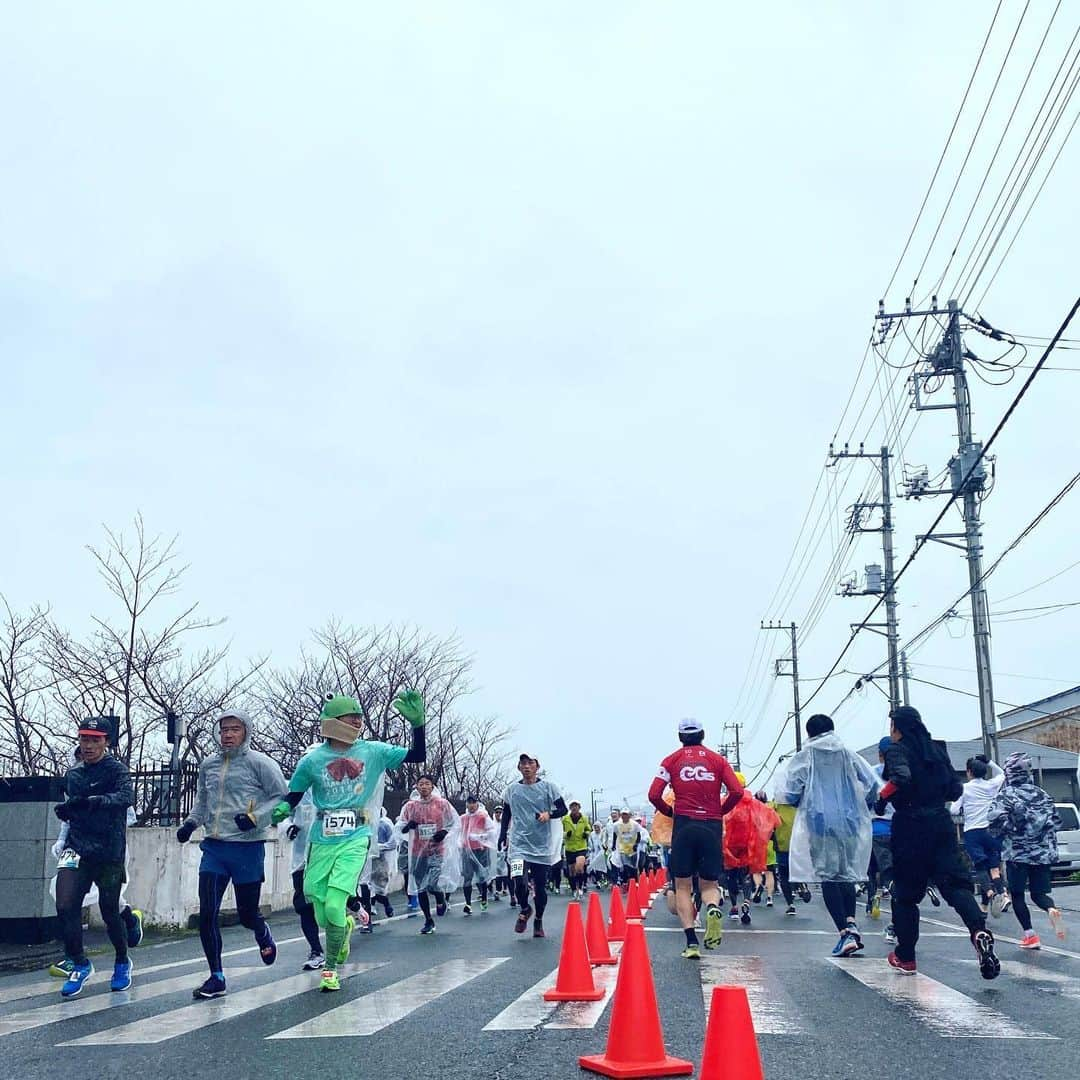 run+さんのインスタグラム写真 - (run+Instagram)「2020.01.26 #館山若潮マラソン 前半 不安要素は数あれど、大変な中用意して下さったクリームパン無駄には出来ないっ (๑╹ڡ╹๑)  菜の花とクリームパンを楽しみに目指せ完走٩(ˊᗜˋ*)و ・ pic1 #館山若潮マラソン2020 pic2 yoshikiの再現度高っ😍 pic3 凍えるスタート前、前見て思い出すストレッチ🧘‍♀️ pic4 #ダッペエ 写したんだそう。雨だからこそ！ pic5 折り返しの沖ノ島 @sawa9581 さわさんみっけ♪ 早すぎて撮れず😭 pic6 ここから幾度となく始まる上り⤴︎ pic7 #フラワーライン 満開の菜の花♡ #菜の花の菜は菜央美の菜 pic8 寒さと雨でレインコート着たままの方も半数くらい pic9 上りが続く中橋からの応援嬉しい！！ Pic10 朝日新聞の旗も雨で靡かず。。。 極寒の #シャワーラン #アメニモマケズ 42.195㎞ 続きは #館山若潮マラソン2020後半 ・ #写ラン #写真で伝えたい私の世界 ・ #ラン #ランニング #RUN #ゆるラン ・ #街ラン #街RUN ・ #GARMIN #ガーミン #ナイキプラス #ハシリマスタグラム #ハシリマスタグラム #ハシリマシタグラム #走るひと ・ #Runday #RunLovesLife #マラソン #フルマラソン #marathon #fullmarathon」1月27日 12時23分 - runplus