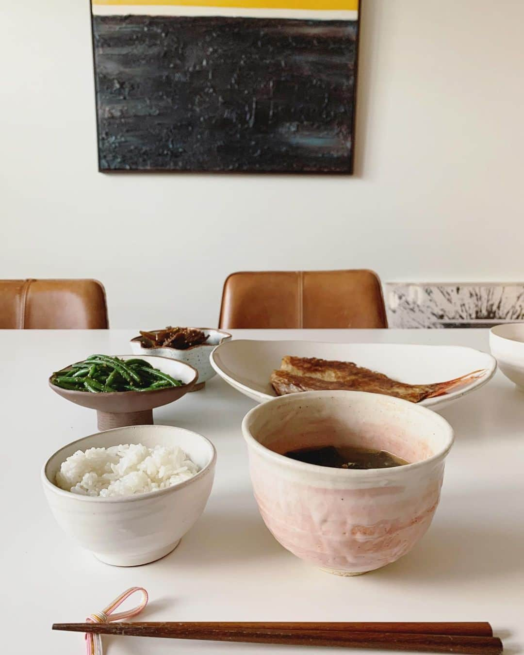 高木りなさんのインスタグラム写真 - (高木りなInstagram)「Sunday dinner😋 朝ごはんのような晩ごはん。 焼き魚、ゴボウと牛肉の炒め煮、いんげんの胡麻和え、韓国式ワカメスープ。 長男君は韓国の汁物が大好きです👍🏻 #かーちゃんと息子のふたりごはん 아침같은 저녁밥상  국물로는 미역국! 첫째아들은 한국식 국물을 너무 좋아해요^^ #엄마와아들식단 . #리나스테이블 #집밥 #저녁밥상 #미역국 #おうちごはん #晩ごはん#器好き#器#日曜日#rinastable#sundaydinner #homemade」1月27日 12時23分 - rinasvoyage