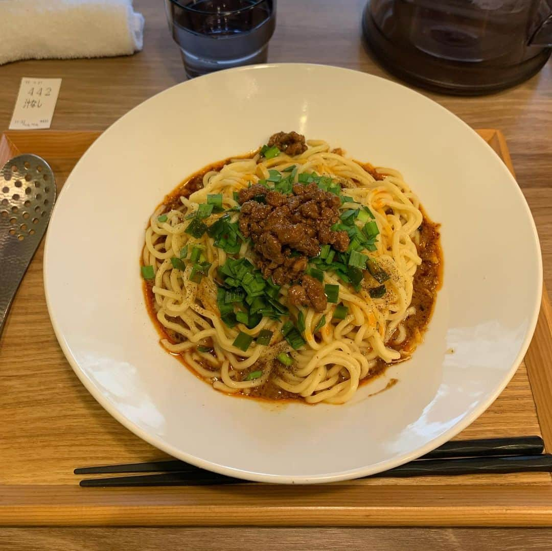 くろさんのインスタグラム写真 - (くろInstagram)「汁なし坦々麺🍜850円 辛旨でした😋汁ありも食べてみたい 博多よかよかの跡地に出来た香噴噴東京木場がプロデュースのお店←半年ぐらい前に出来たらしい おしぼりと紙エプロン付き👍🏻 #坦々麺ぺんぺん #汁なし坦々麺 #辛旨 #新橋ランチ #虎ノ門ランチ #香噴噴東京木場 #麺スタグラム #新虎通り #マッカーサー通り」1月27日 12時28分 - m6bmw