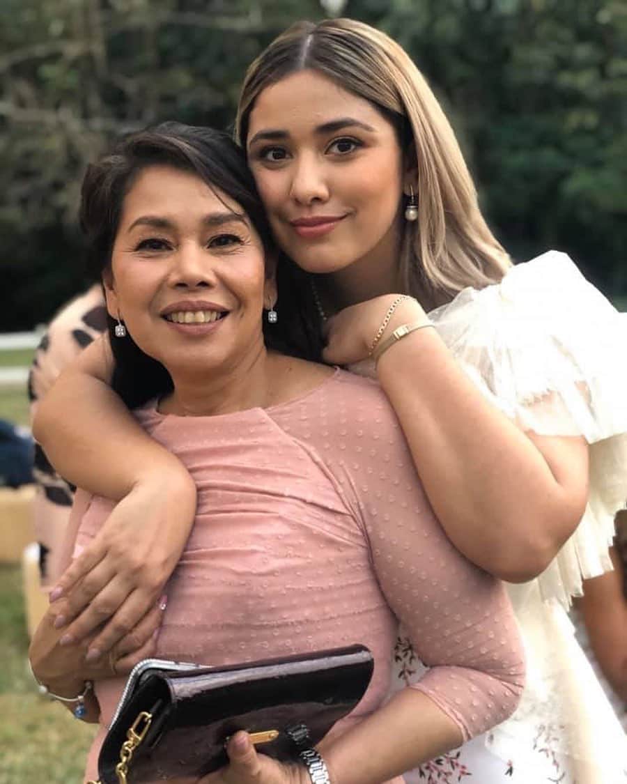 ローレン・ヤングのインスタグラム：「Momma you are so beautiful 😘 #BonezFofoWedding」