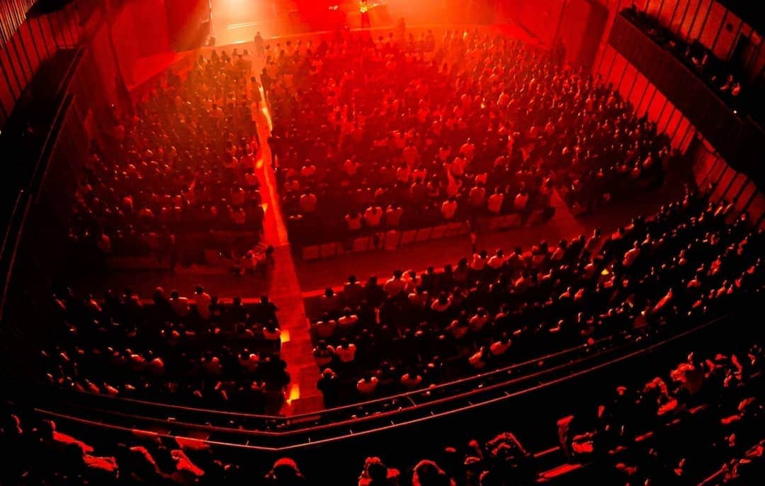 マイケルさんのインスタグラム写真 - (マイケルInstagram)「📷@sykdisco  渋谷公会堂、ロックバンドの聖地  #bassist #freedomcgr #orangeamps  #paulsmith #nike #airjordan #marvel #ironman #dccomics #batman #autumnjackofseatour」1月27日 12時53分 - twin_turbo_mic