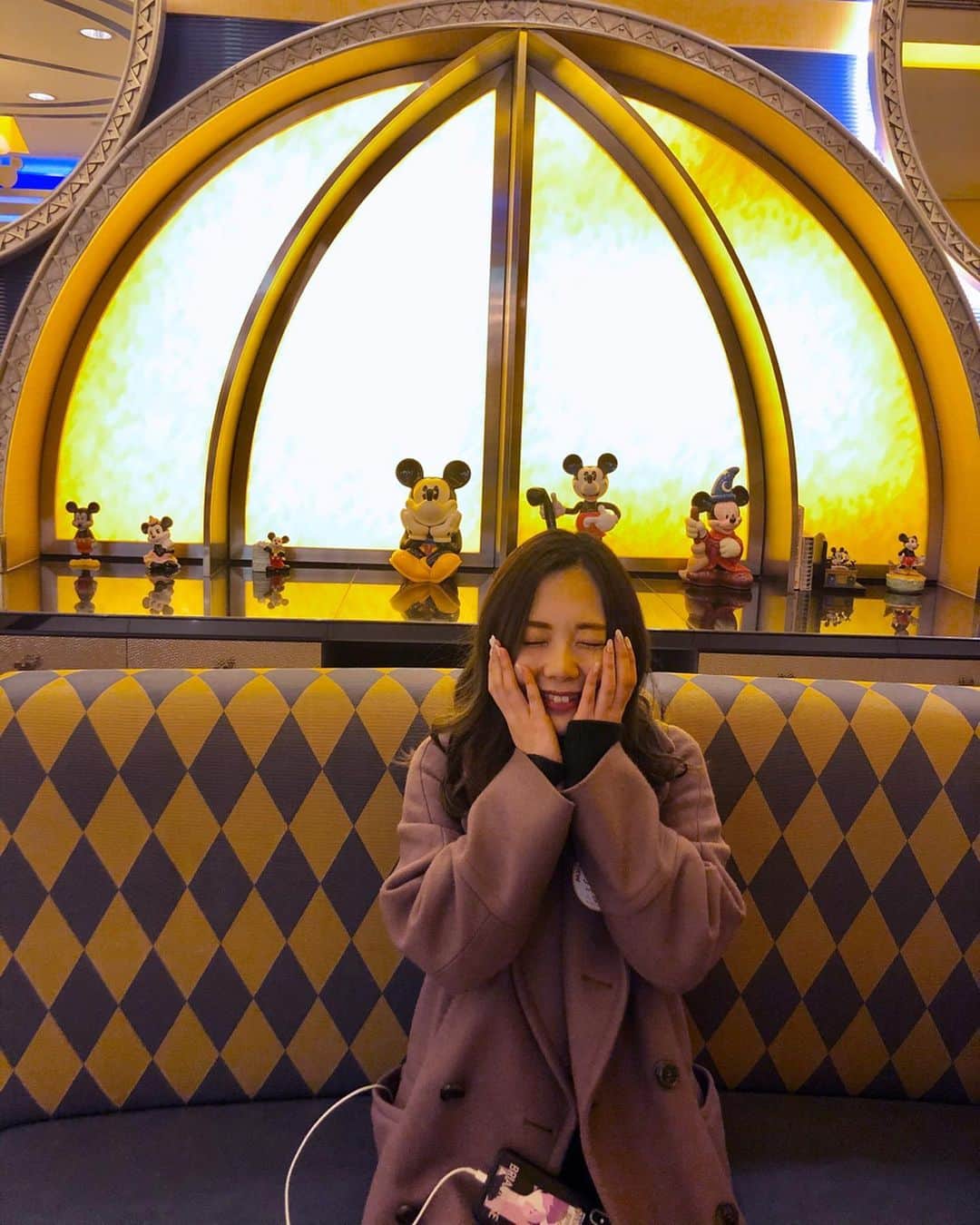 西村季里子さんのインスタグラム写真 - (西村季里子Instagram)「・ 誕生日当日はりっぴーと会うって 1年前の誕生日から約束してて📍 東京駅で待ち合わせして会ってすぐに、 「シェフミッキーの予約とれたの‼️」 って言われてもう声が出なかったよ😭❤️ 1年前の誕生日のときに、 「シェフミッキーでお祝いされたいな〜🐭」 って言ってたのがまさか実現するとは…🍽 初アンバサダーホテル✨✨✨ もうホテルだけでも嬉しすぎ💯 ※まだキャラクター登場前で 目を輝かせている季里子氏🥺 ここからがまた夢の時間でした…🌈続  #ディズニー#ディズニーシー#シー #disney #disneysea #disneyparks  #ミッキー#ミニー#キャラクター #誕生日#誕生日ディズニー#バースデー  #アンバサダーホテル #ambassadorhotel  #シェフミッキー#夢の国#夢の時間 #誕生日ディナー#birthdaydinner  #follow#followｍe」1月27日 13時05分 - kiriko_nishimura