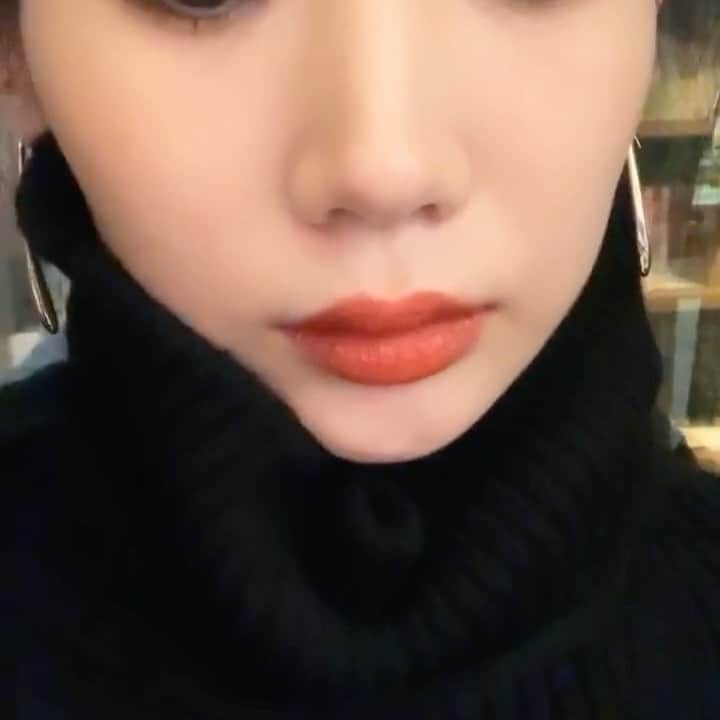 江原杏樹のインスタグラム：「刻印入り💄 @shuuemura  G M OR 570だよー #rougeunlimited #mattest #glitter」