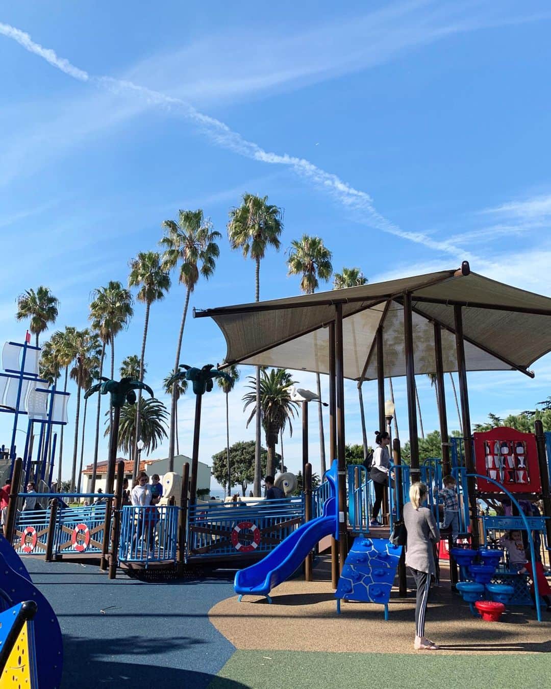 高木りなさんのインスタグラム写真 - (高木りなInstagram)「先日行ったレドンドビーチ前にある公園。プレイグラウンドが船の形になってて可愛い🛳⚓🌴️💙 레돈도비치 앞에 있는 공원! 놀이터가 배 모양으로 되있어서 멋져요 🛳⚓️🌴💙 #veteranspark #redondobeach #playground #losangeles #california」1月27日 13時08分 - rinasvoyage