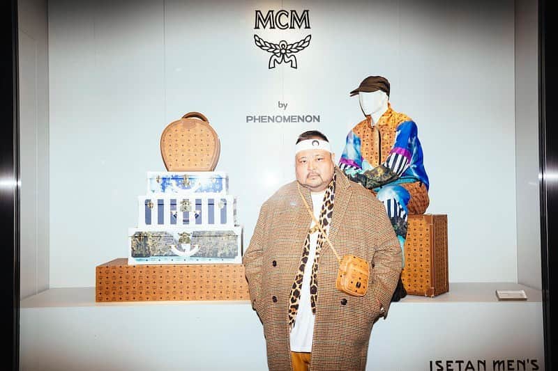 のインスタグラム：「インタビュー：オオスミタケシが「MCM」とのコラボライン復活を語る　5年ぶりに「フェノメノン」としてカムバック﻿ ﻿ ドイツ発ライフスタイルブランド「MCM」は2月4日まで、「フェノメノン（PHENOMENON）」とのコラボレーションライン“MCM バイ フェノメノン”のポップアップストアを伊勢丹新宿本店メンズ館1階に開いている。﻿ ﻿ 今回の“MCM バイ フェノメノン”は約5年ぶりの復活であり、「フェノメノン」の創業デザイナーであるオオスミタケシ（TAKESHI OSUMI）が「フェノメノン」の名を冠した商品を手掛けるのも約5年ぶり。「フェノメノン」は2015年に「MCM」を手掛ける韓国のソンジュグループの傘下に入り、翌年にオオスミは退任。その後、オオスミは吉井雄一と手掛けるメンズブランド「ミスター・ジェントルマン（MISTERGENTLEMAN）」のデザインに専念してきた。﻿ ﻿ 商品はアクリルボードを融合させたクラッチバッグやコインケースをはじめ、キャップ、スエット、トラックスーツなど色あざやかな商品をラインアップ。約5年ぶりに “MCM バイ フェノメノン”のコラボラインを手掛けたオオスミタケシに復活の経緯やコレクションに込めた思いを聞いた。﻿ ﻿ インタビュー全文は @wwd_jp のストーリーまたはプロフィールのリンクから﻿ ﻿ PHOTOS : KAZUSHI TOYOTA﻿ ﻿ #オオスミタケシ #MCM #フェノメノン #伊勢丹新宿本店 #PHENOMENON #TAKESHIOSUMI #mcmbyphenomenon #MISTERGENTLEMAN」