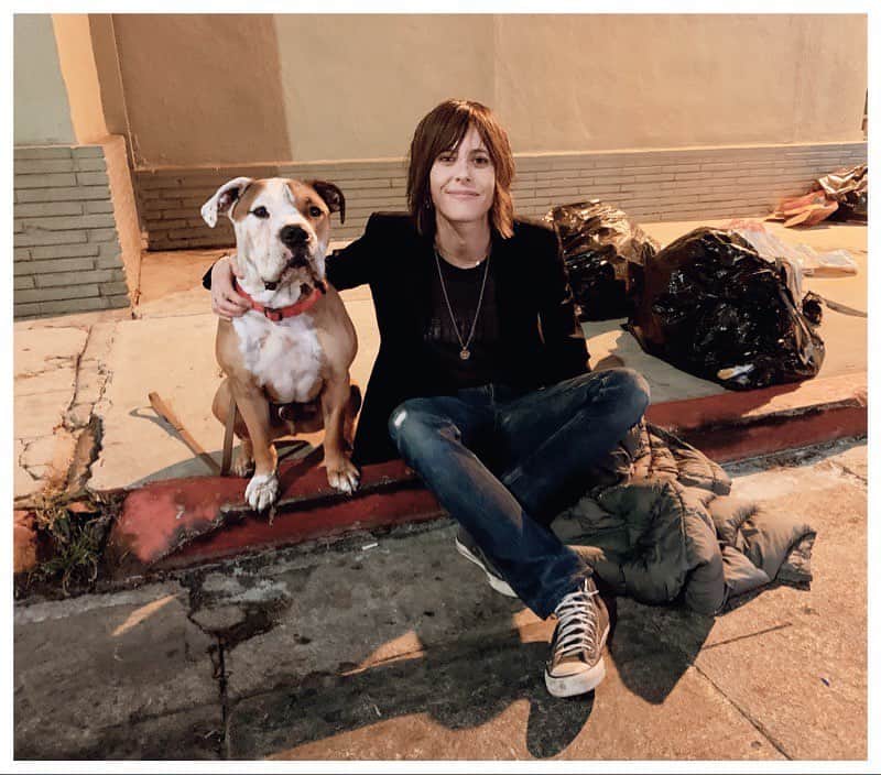キャサリン・メーニッヒのインスタグラム：「Shane and her dog」