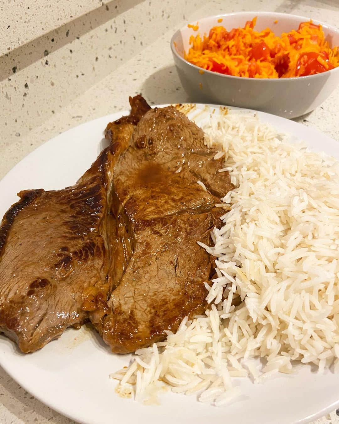 荒尾茉紀のインスタグラム：「初ボリビア料理Chuleta🇧🇴友達が作ってくれました😊オーストラリアって多民族文化だから面白い✨ #sydney #chuleta #ボリビア #留学 #いつも食べすぎるw #フルーツ大好き💕」