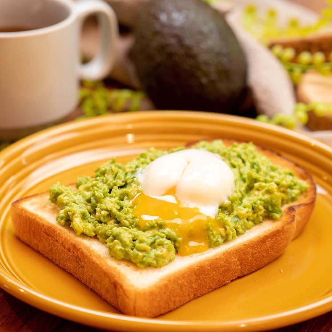 Sumifruさんのインスタグラム写真 - (SumifruInstagram)「#アボカドトースト * #カフェ の朝食メニューでも定番の #アボカドトースト！#アボカド の濃厚さと半熟卵のクリーミーさが相性抜群ですよ。 * ボリュームたっぷりの #トースト なのでエネルギーチャージしたい朝ごはんにぴったり♪ 食べると朝から元気＆健康になれそうですね☆ * ●材料(1人分） *アボカド 　1/2個 *食パン 　1枚 *卵 　1個 *マヨネーズ 　大さじ 1 *塩こしょう 　適量 * 粗挽き黒こしょう　　適量 * ●作り方 1.アボカドは皮をむき、マッシュしてマヨネーズと塩こしょうで味付けする。卵は半熟に茹でる。 2.食パンをトースターで焼き、1のアボカドと卵を乗せ、上に粗挽き黒こしょうをふる。 * #甘熟王 #スミフル #朝ご飯 #カフェご飯 #カフェめし #レシピ #アレンジトースト #健康 #おうちごはん #fruits #foodie #banana #instafood #cooking #food #sumifru #avocado #morning #recipe」1月27日 13時19分 - sumifru_banana