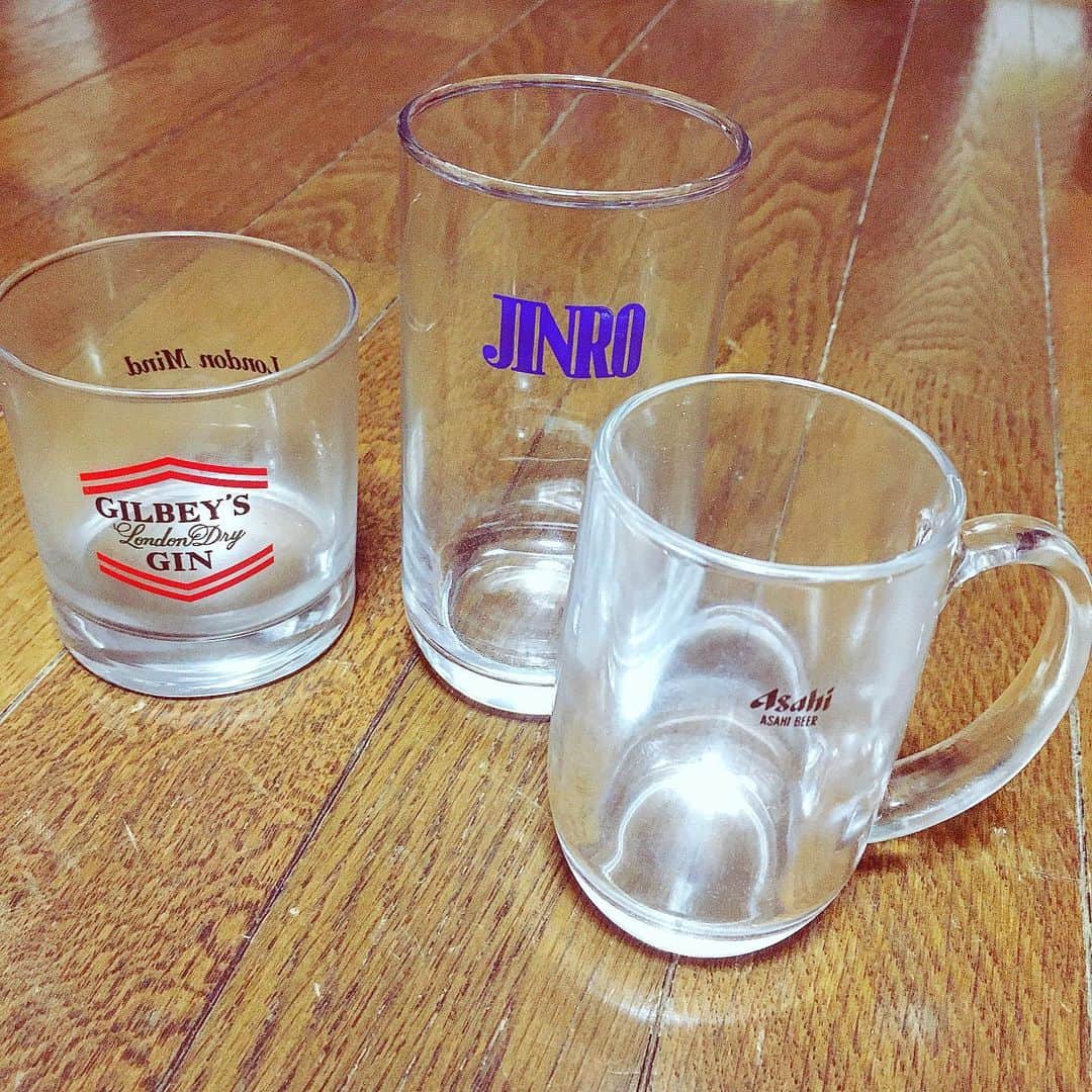 斉藤伸也のインスタグラム：「近所の酒屋の店先にご自由にお持ちくださいと書いてあったのでもらってきた、使うかどうかはわからんがかわいい  #glasses #mugcup #liquar」