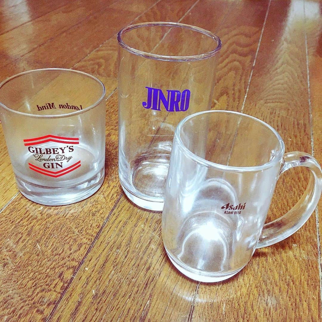 のインスタグラム：「近所の酒屋の店先にご自由にお持ちくださいと書いてあったのでもらってきた、使うかどうかはわからんがかわいい  #glasses #mugcup #liquar」