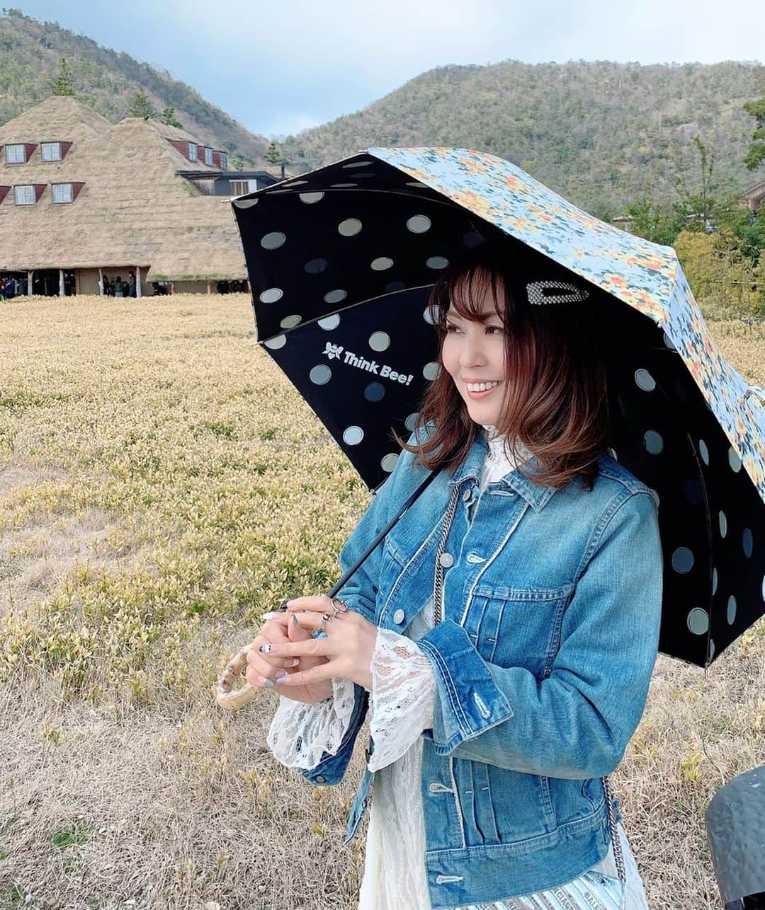 ikuさんのインスタグラム写真 - (ikuInstagram)「こんばんは♡ おつかれさまです♡ ・ 楽しみにしてた傘が届いた💛 バックで有名な  @thinkbee_official  さんから初のオリジナル傘が発売される事になって欲しかったの！ ・ Casanova(カサノヴァ) 晴雨兼用なのでこれから紫外線も強くなるし重宝しそう〜😊 ☆ 遮光率100% ☆UVカット率99.9% ☆グラスファイバー骨使用 ・ 公式オンラインショップから先行発売！2/28から開始✨☂ ・ ・ 色んな柄があったんだけど私は黄色の小花柄に💛💛 内側はドット柄でシンクビーさんらしい組み合わせ✨ ・ 可愛い～💛 ・ denim  #ronharman  onepiece @spin.the.earth  shoes #ZARA umbrella  @thinkbee_official  new✨ bag  #balenciaga ・ ・ #Casanova#カサノヴァ#傘の新星#完全遮光#thinkbee#シンクビー#景色#風景#田舎#滋賀#Japan#Japanphoto#instagood #instaphoto#me#japantravel #japanesegirl #sky#happy」2月25日 18時00分 - cheriee515