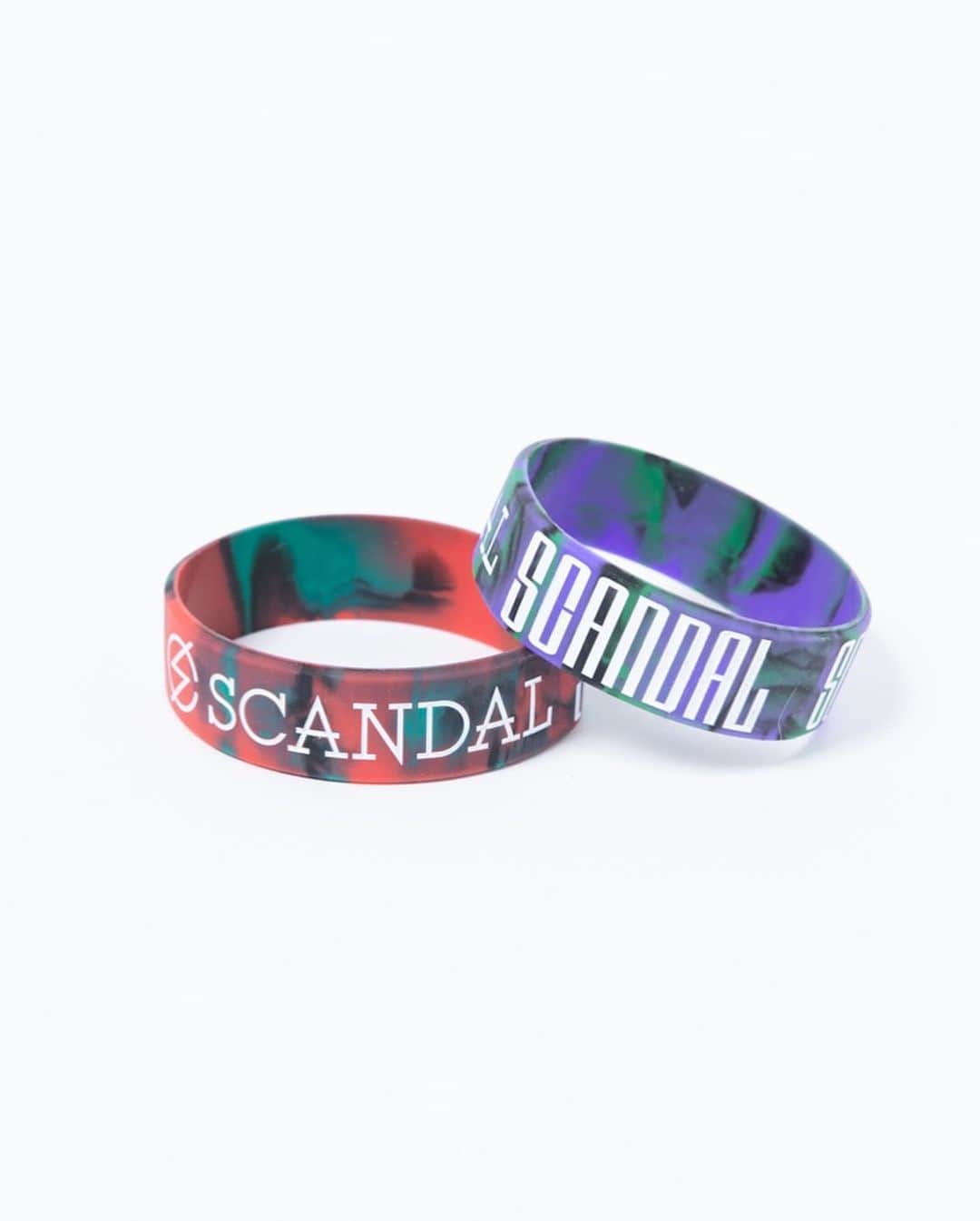 SCANDALさんのインスタグラム写真 - (SCANDALInstagram)「SCANDAL WORLD TOUR 2020 "Kiss from the darkness" GOODS  ラバーバンド SCANDAL ver.(RED×GREEN/PURPLE×GREEN) ※写真2枚目はPURPLE×GREEN装着 ¥500(+TAX)  #scandal #kftd」2月25日 18時01分 - scandal_band_official