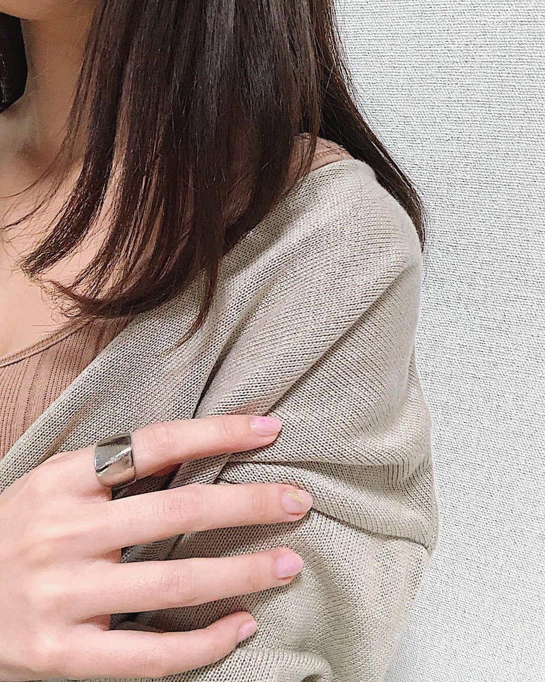 伊藤沙織のインスタグラム：「new nails🌼 安くて早く、忙しい方にもぴったりなサロン🥰オフ込みで1時間くらいで仕上げて頂いたのにはビックリ✨デザインもとっても可愛くてお気に入りです💕 .  #QBNail #自由が丘ネイル #トレンドネイル #プチプラネイル #ネイルサロン #自由が丘デパート #予約不要 #pr」