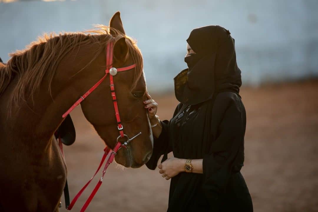 のインスタグラム：「Photo by @tasneemalsultan | “People always have an opinion or something to say, but my parents never used it as a reason to stop their daughters from pursuing an education or a career. Of course, one day I will want to marry, but I’ve not met the man I want to live the rest of my life with....Until then I shall continue studying law." Ghada was born and raised in Hail, graduated from Qassim University, and is currently applying to study for a masters degree in England. She is a part of a handful of women who were able to leave Hail to follow their passions and complete their education. A year ago she also co-founded a business for horseback riding. Follow my ongoing project #andthentherewerewomen while I follow Saudi women across the kingdom. #SaudiArabia」