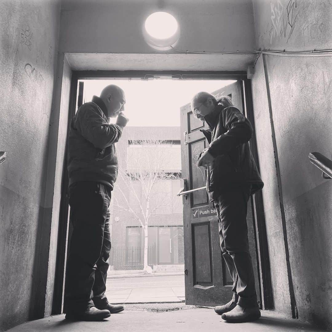 人間椅子さんのインスタグラム写真 - (人間椅子Instagram)「Cigarette before rehearsal  リハーサル前の一服🚬  #ningenisu #cigarettetime #🚬🚬 #タバコ休憩 #モノクロ写真 #monochromephoto #livehouse」2月25日 16時46分 - ningen_isu